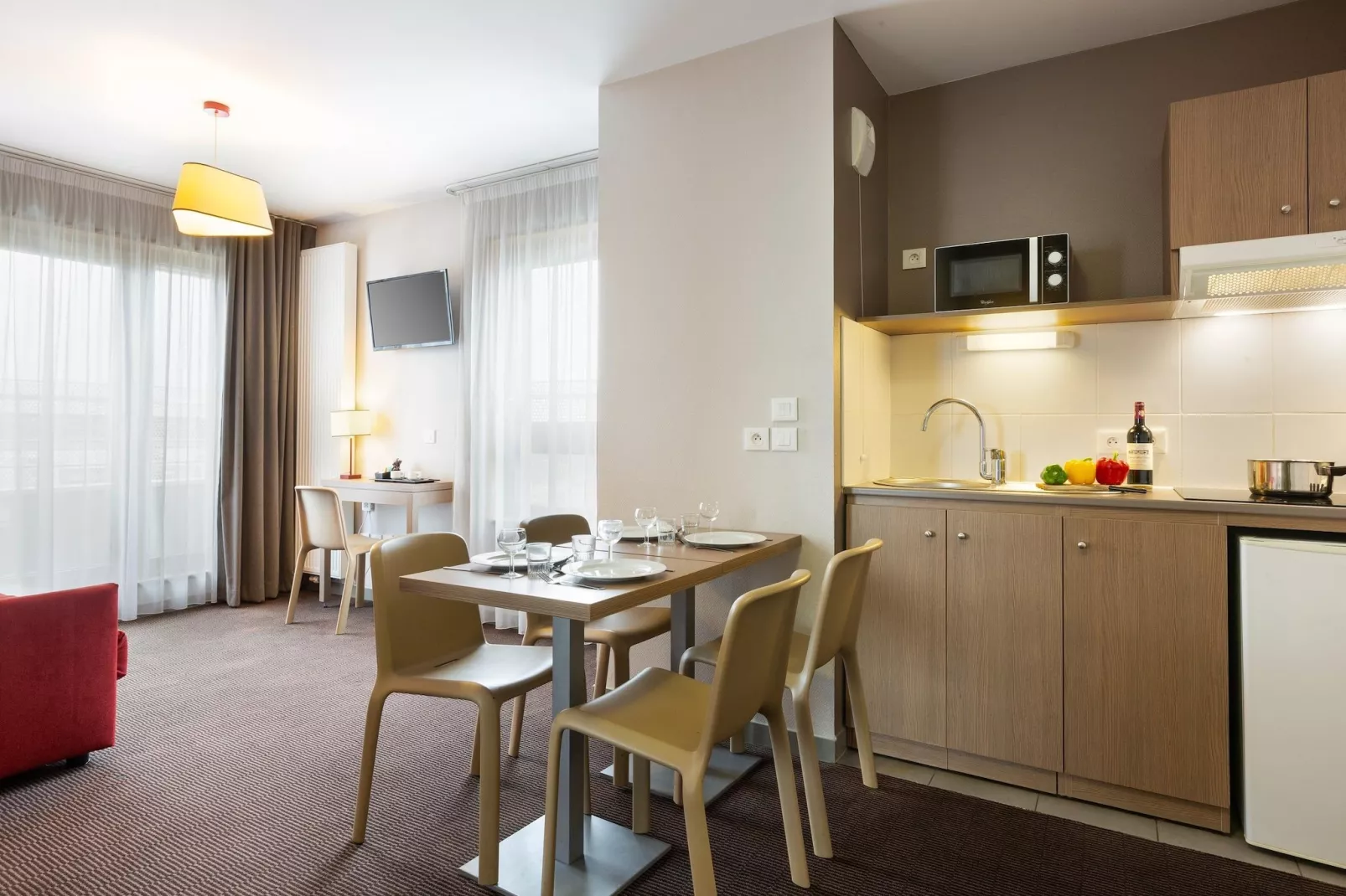 NEHÔ SUITES PORTE DE GENEVE - Triple Room-Eetkamer