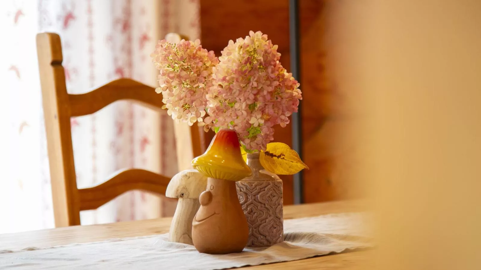 Naturstammhaus-Eetkamer