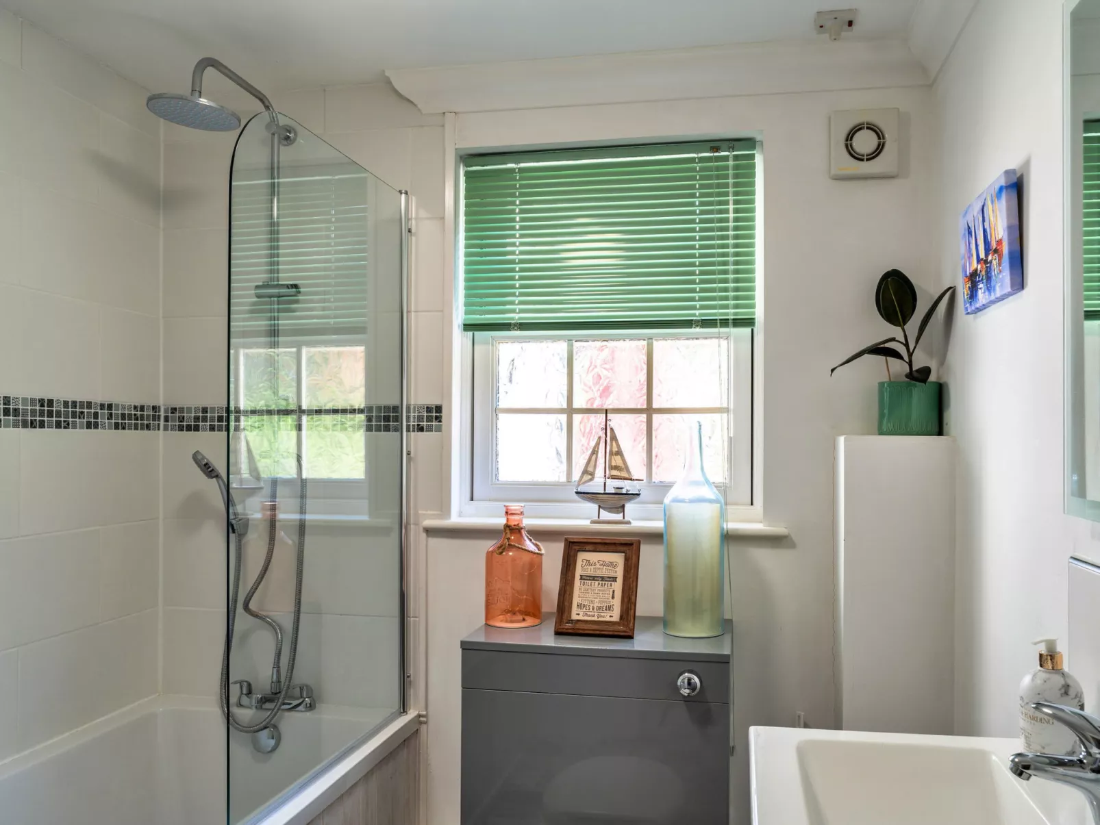 Nicely Tucked Away Cottage-Binnen