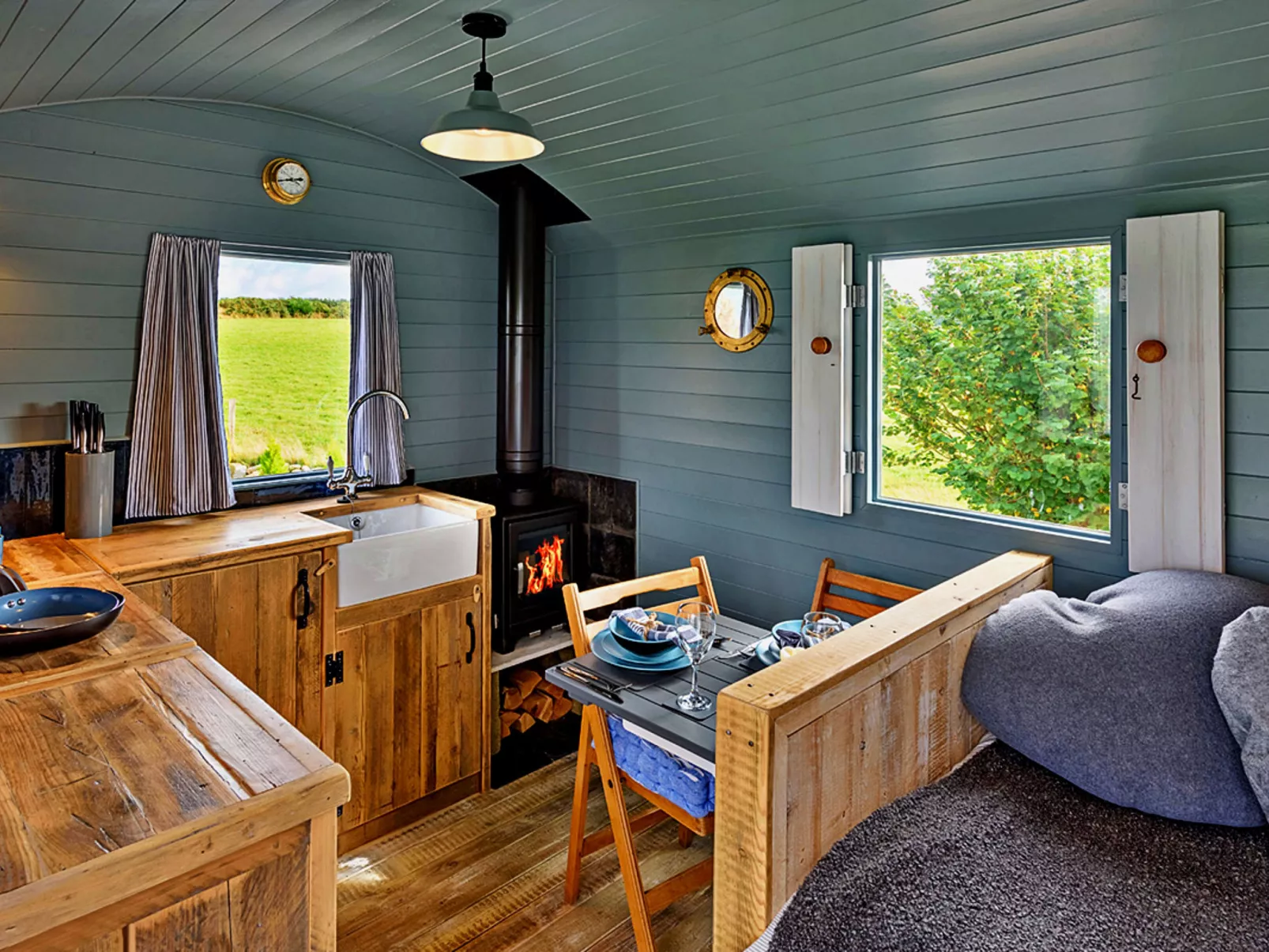 'Susanna' Poachers Hut-Binnen