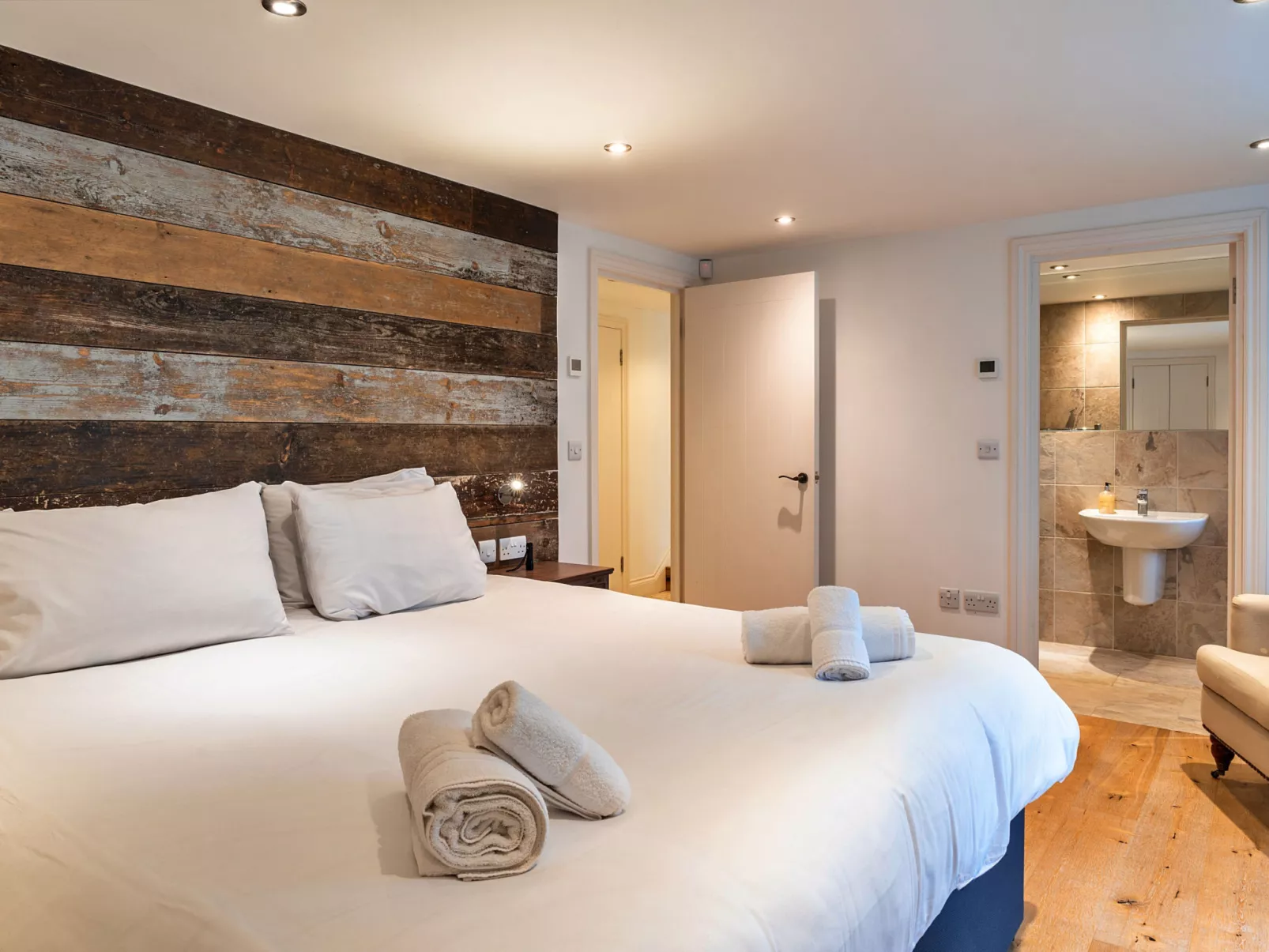 Dingles Cottage-Binnen