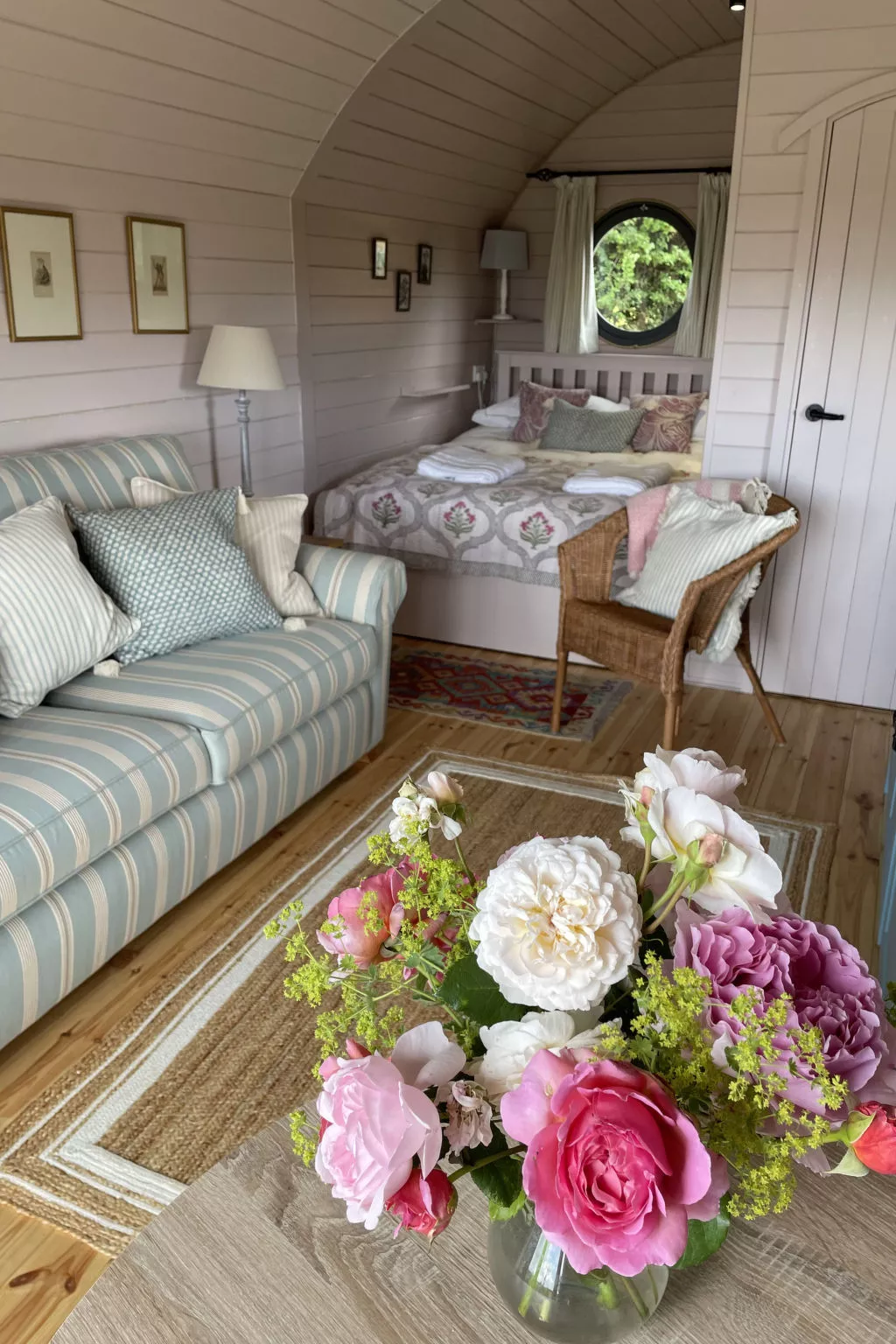 The Cornflower-Binnen