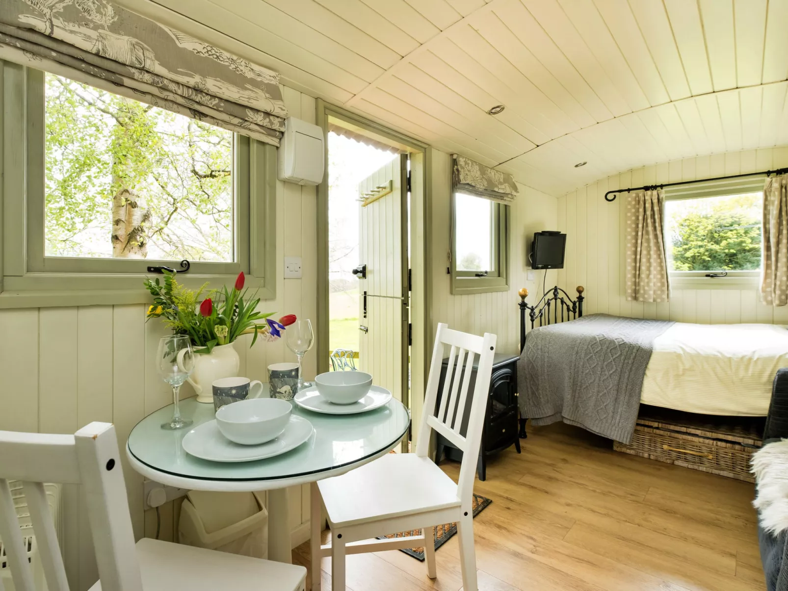 Hay and Hedgerow Glamping-Binnen