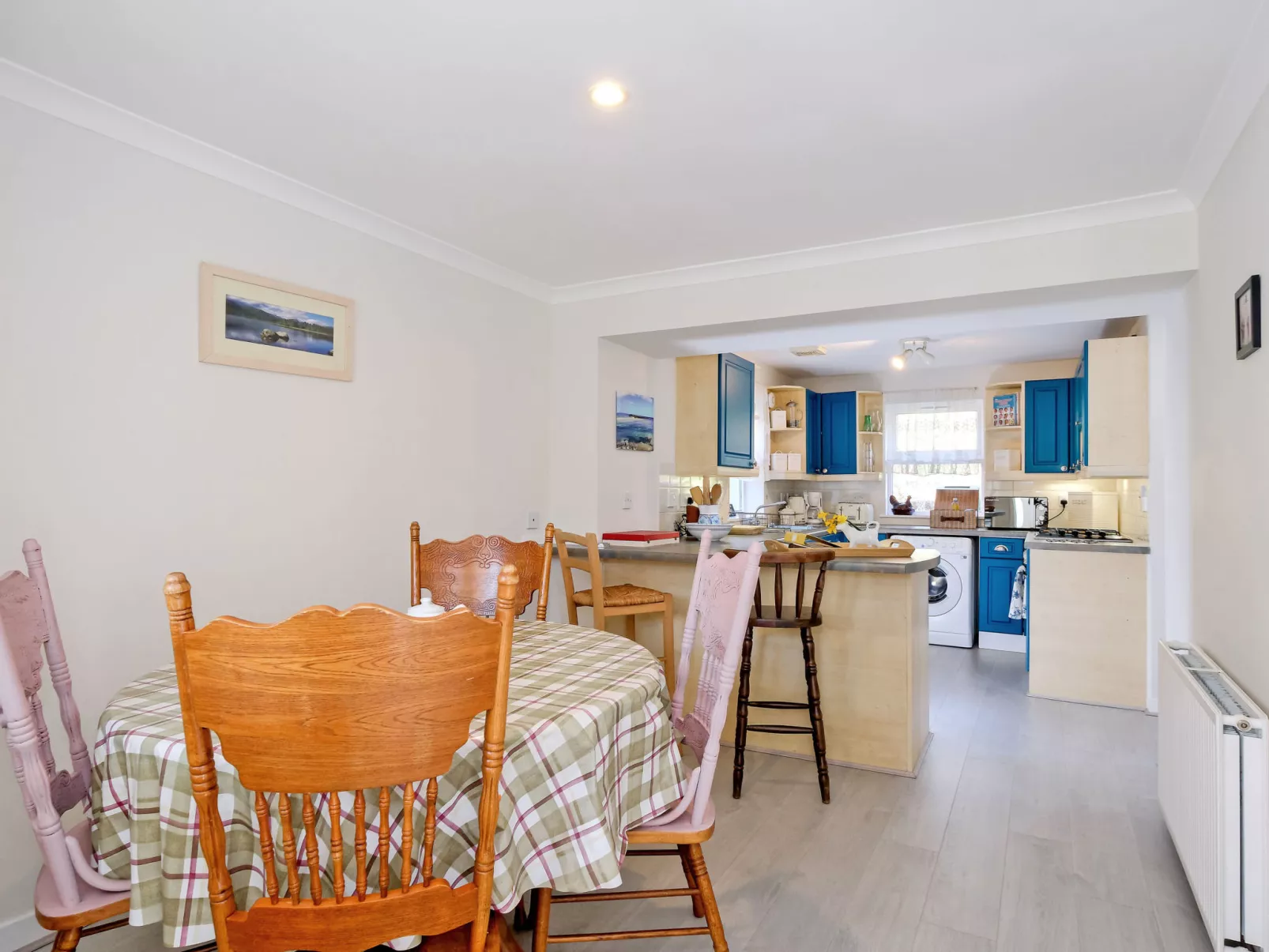 Corrennie School Cottage-Binnen