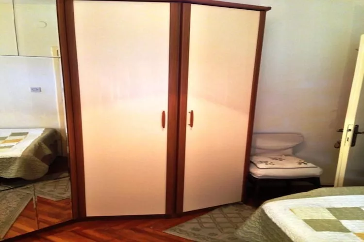 Guest House Ruza - Single Room with Shared Bathroom-Slaapkamer