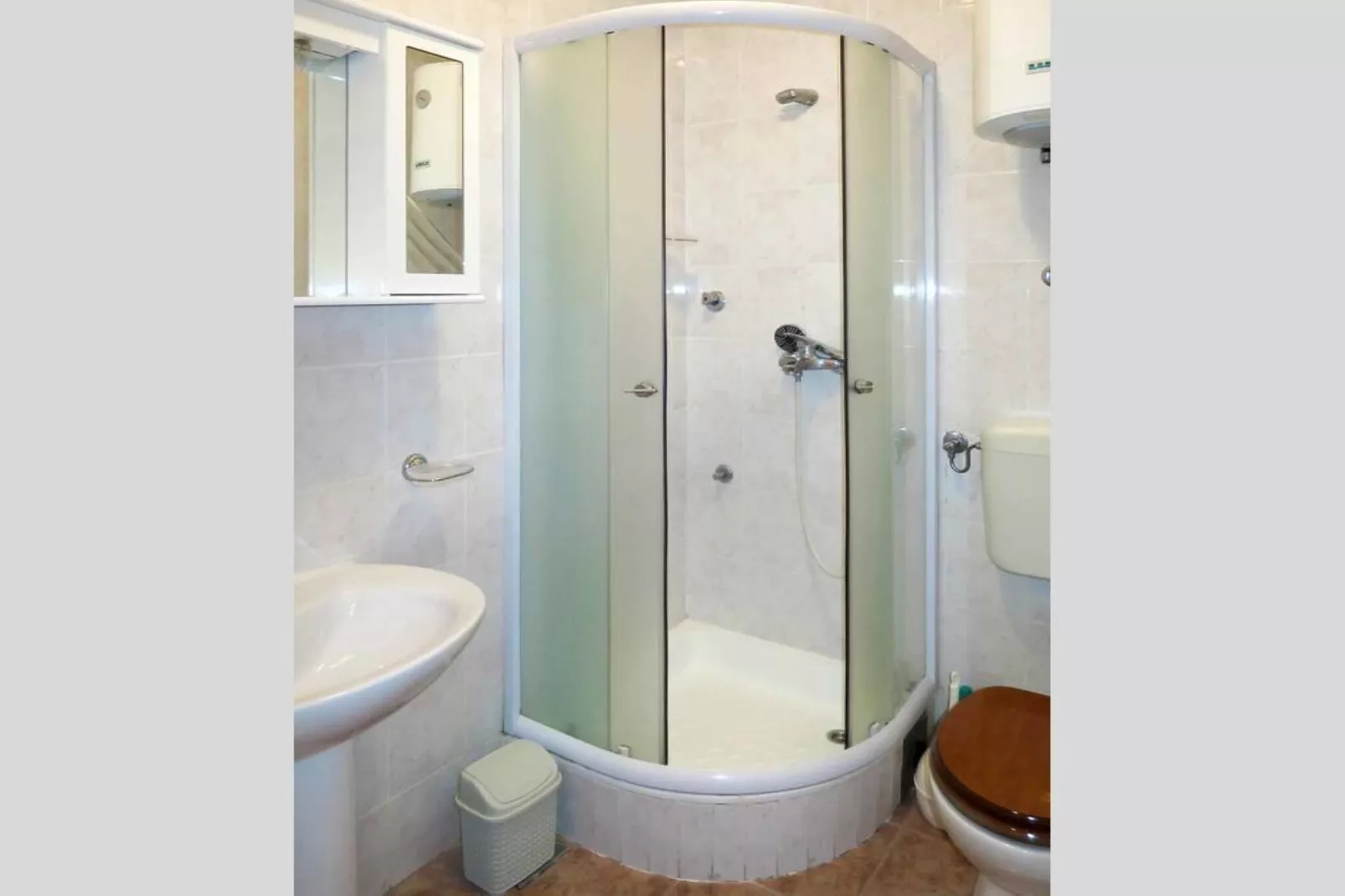 Sea-View Apartments with Pool, Terrace, and Outdoor Lounge in Scenic Čiovo Island - Standard One Bedroom Apartment (Sollis II)-Badkamer