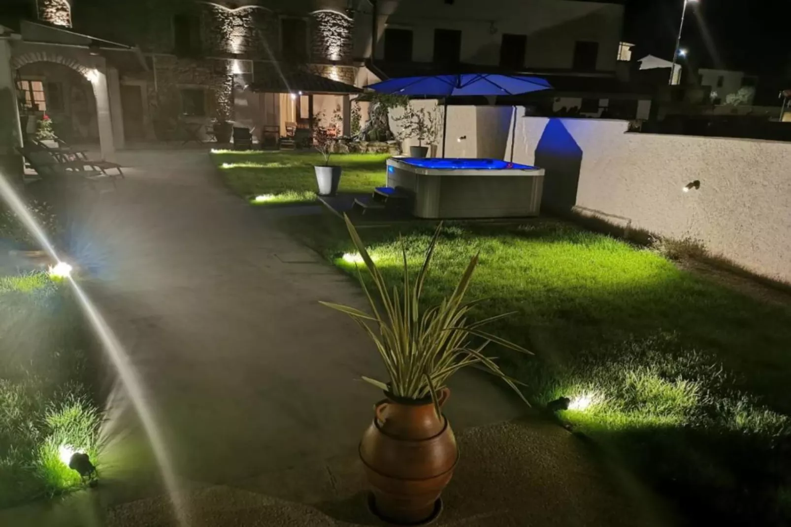 Superior one bedroom apartment ( First floor)-(A1)-Buitenlucht