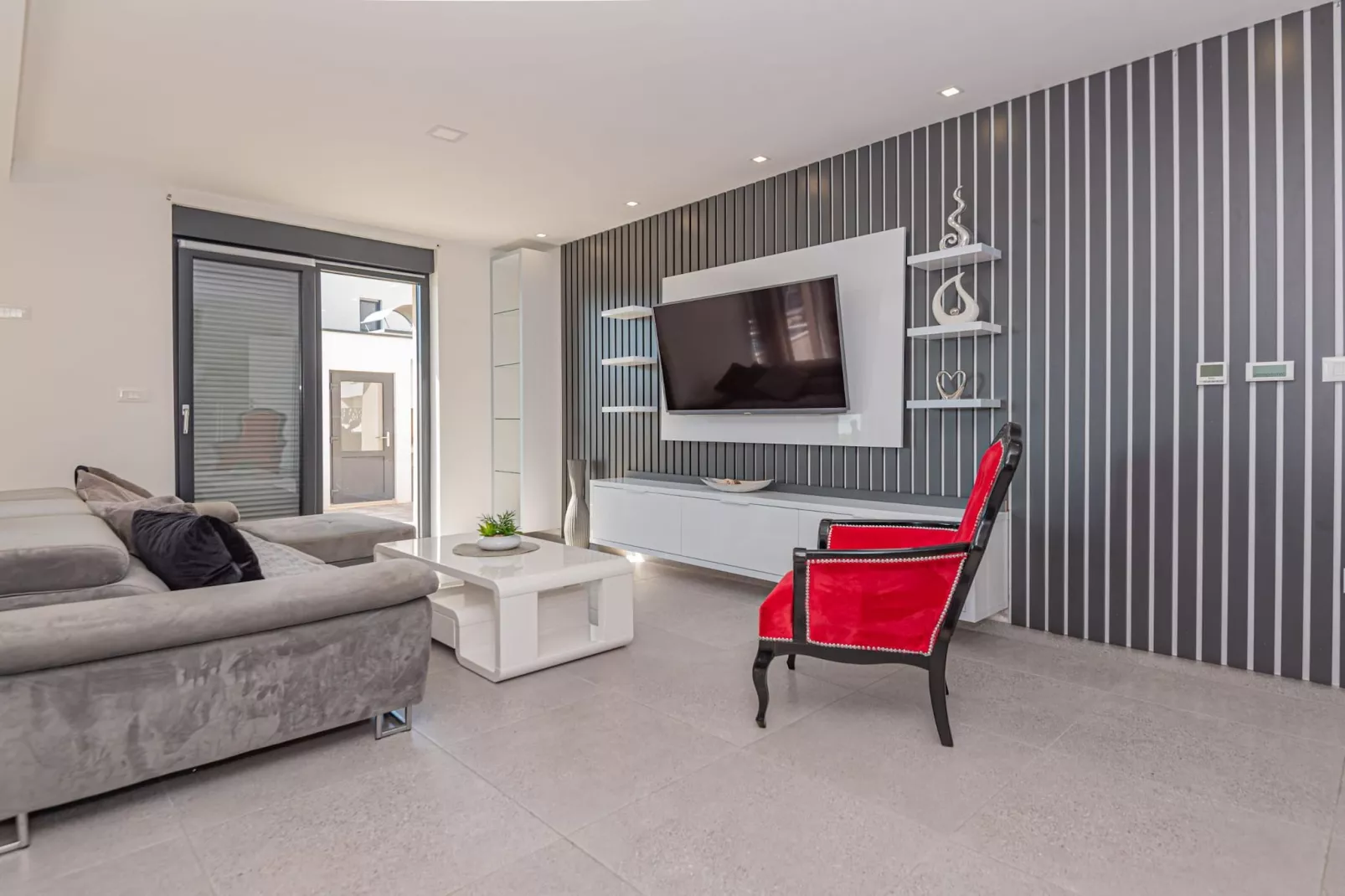 Four-Bedroom Villa With Pool-Woonkamer