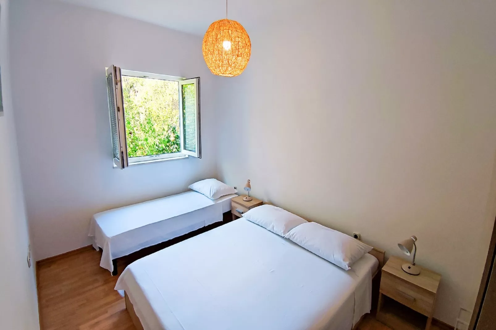 One-Bedroom Apartment With Terrace (A1)-Niet-getagd