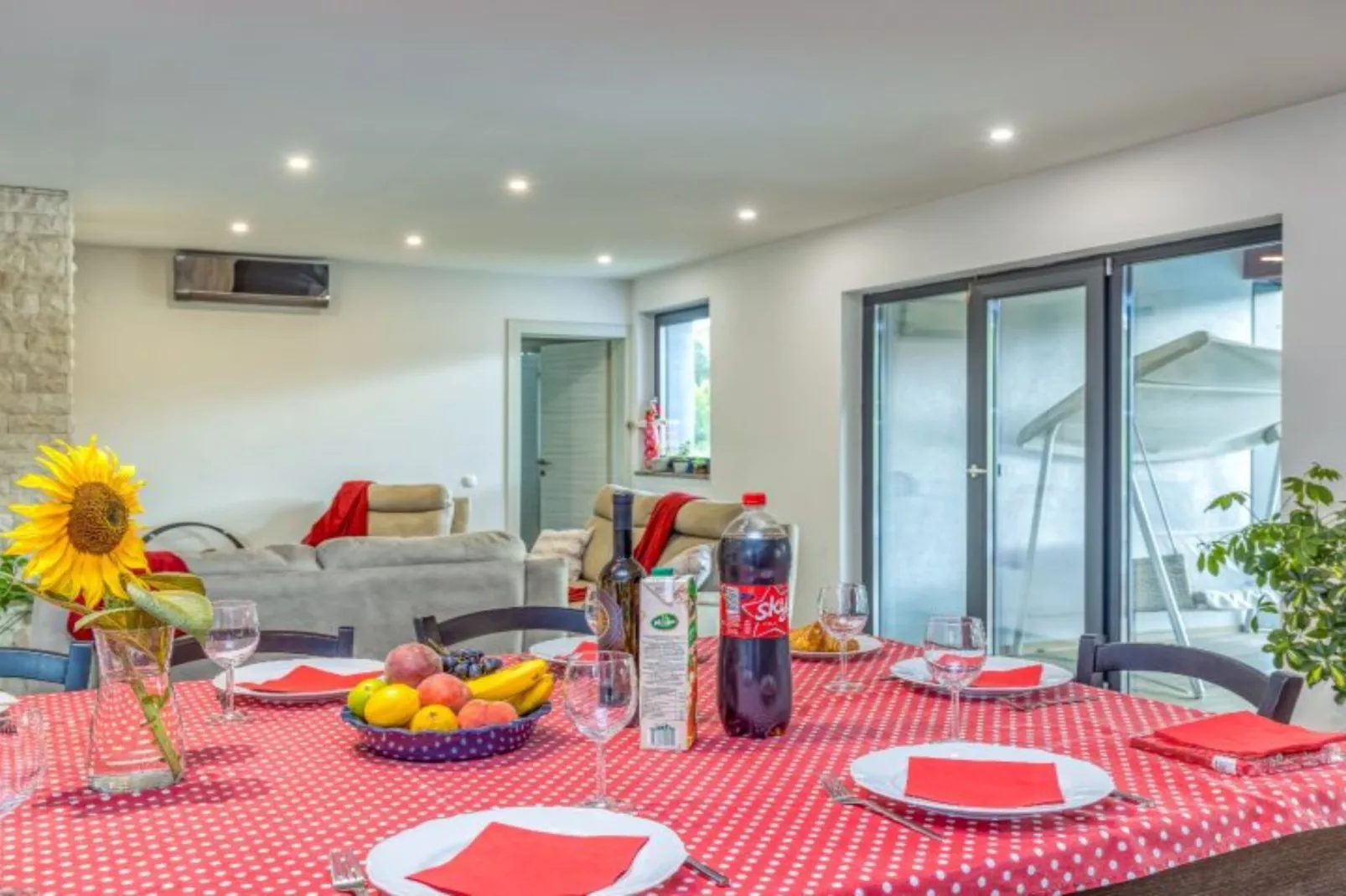 Four Bedroom Holiday House Mali Raj with Pool-Eetkamer