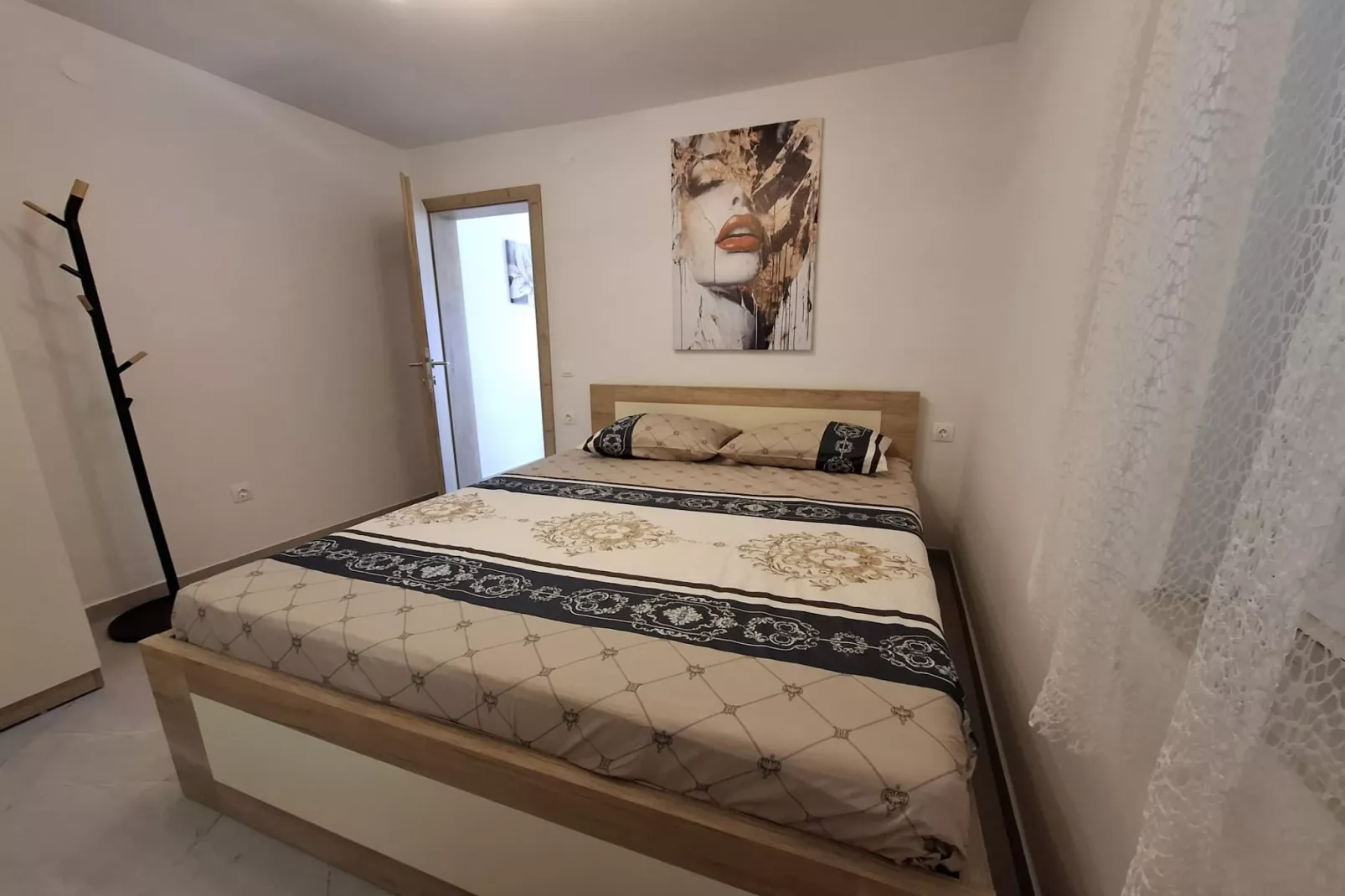 Apartment Jakić - One Bedroom Apartment with Garden View-Slaapkamer