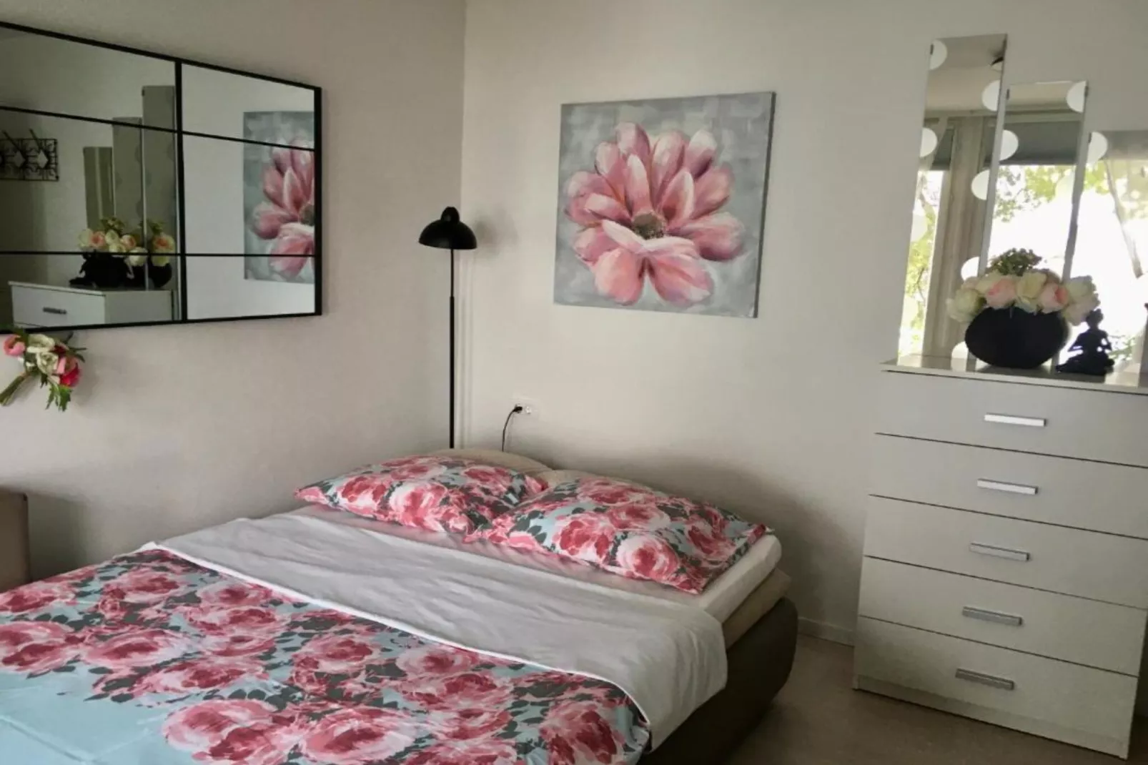 Beach House - 2m from beach - Three Bedroom House-Slaapkamer