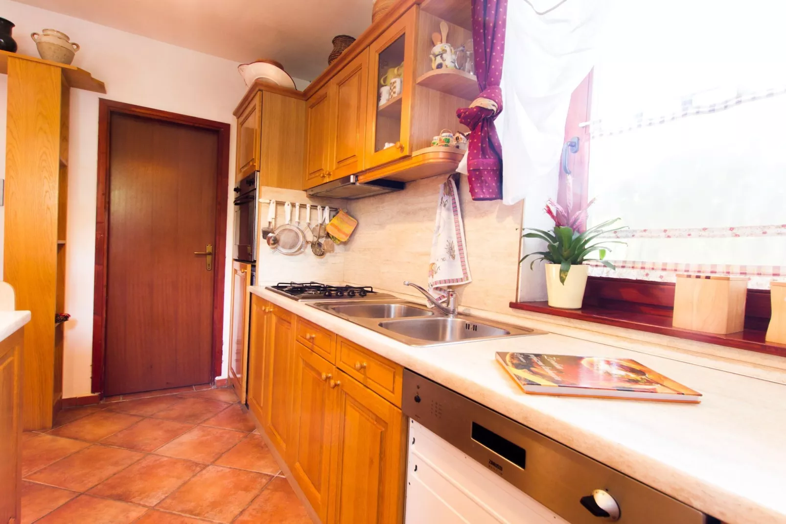 Rustic Charm Cottage Country House with Sauna - Five Bedroom  Holiday Home with Sauna-Keuken