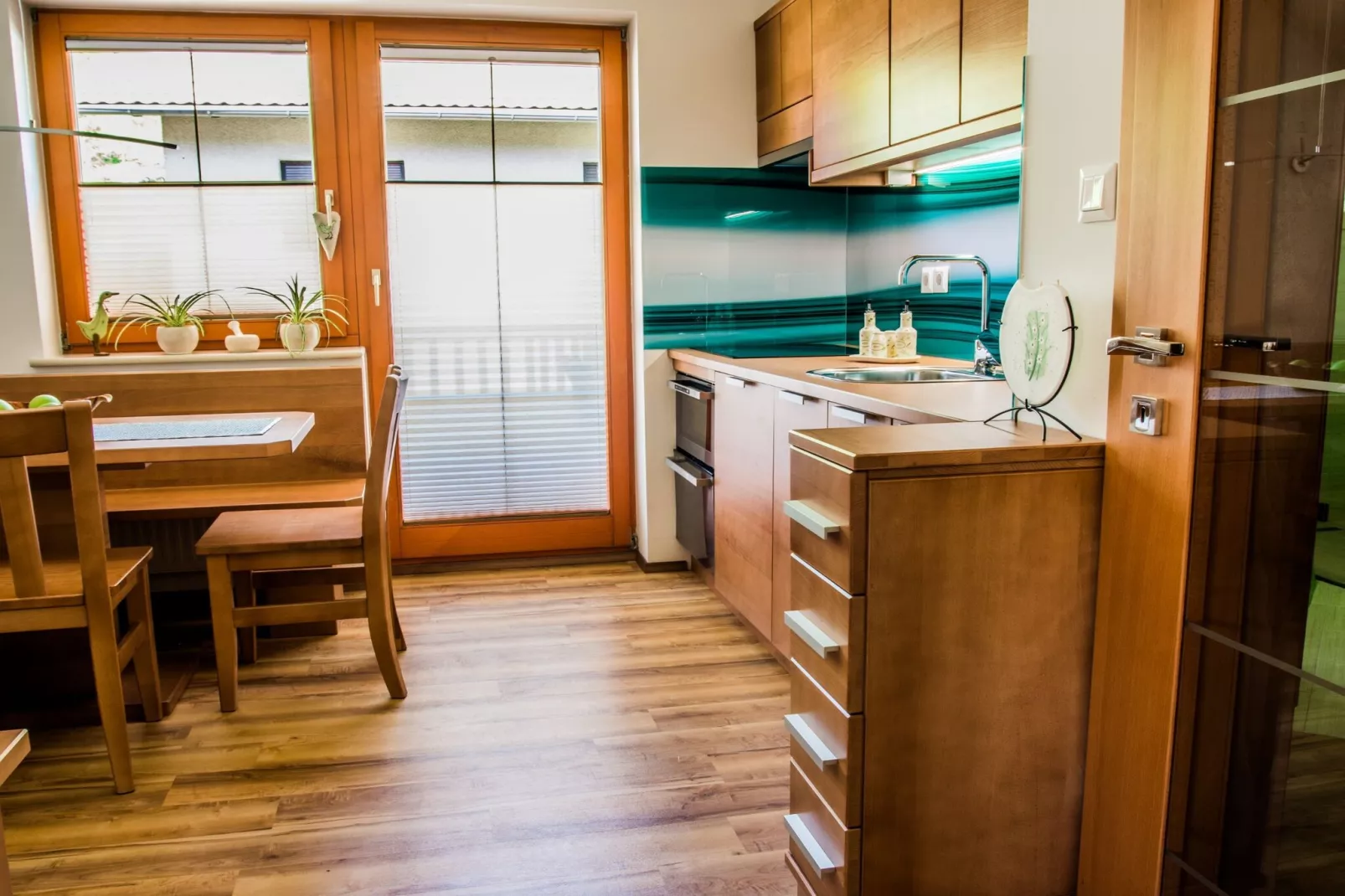 Riverside Pines Luce Apartments with Balcony - One Bedroom Apartment with Balcony (owner 2+2)-Keuken