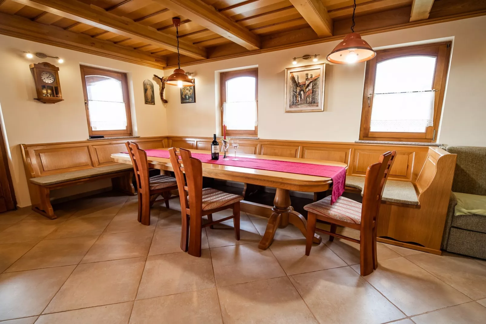 Vivid Hillside Country House with Hot-Tub and Sauna - Two Bedroom Country House-Eetkamer