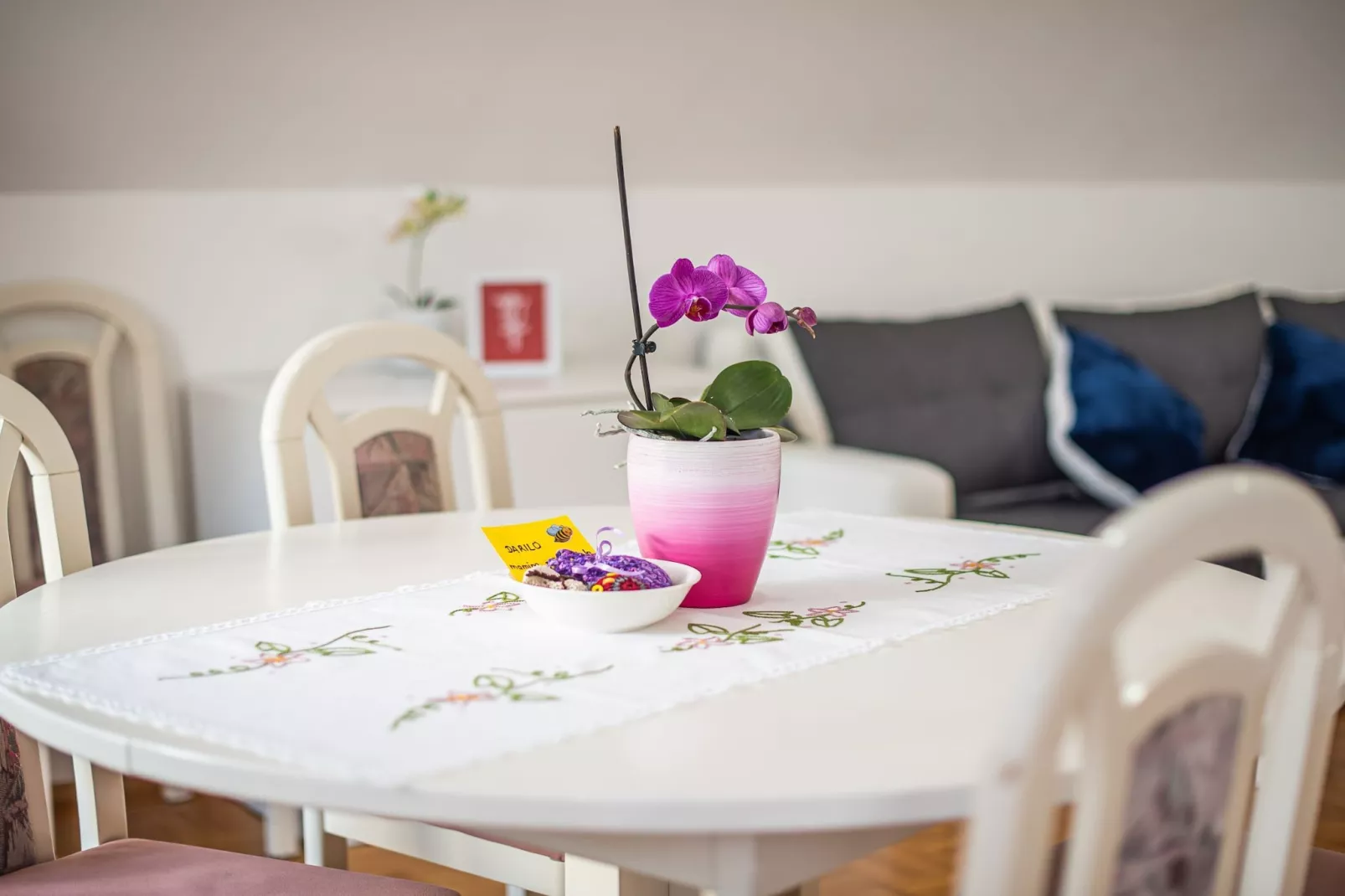 Mountain View Haven Apartments - One Bedroom Apartment  with Balcony-Eetkamer