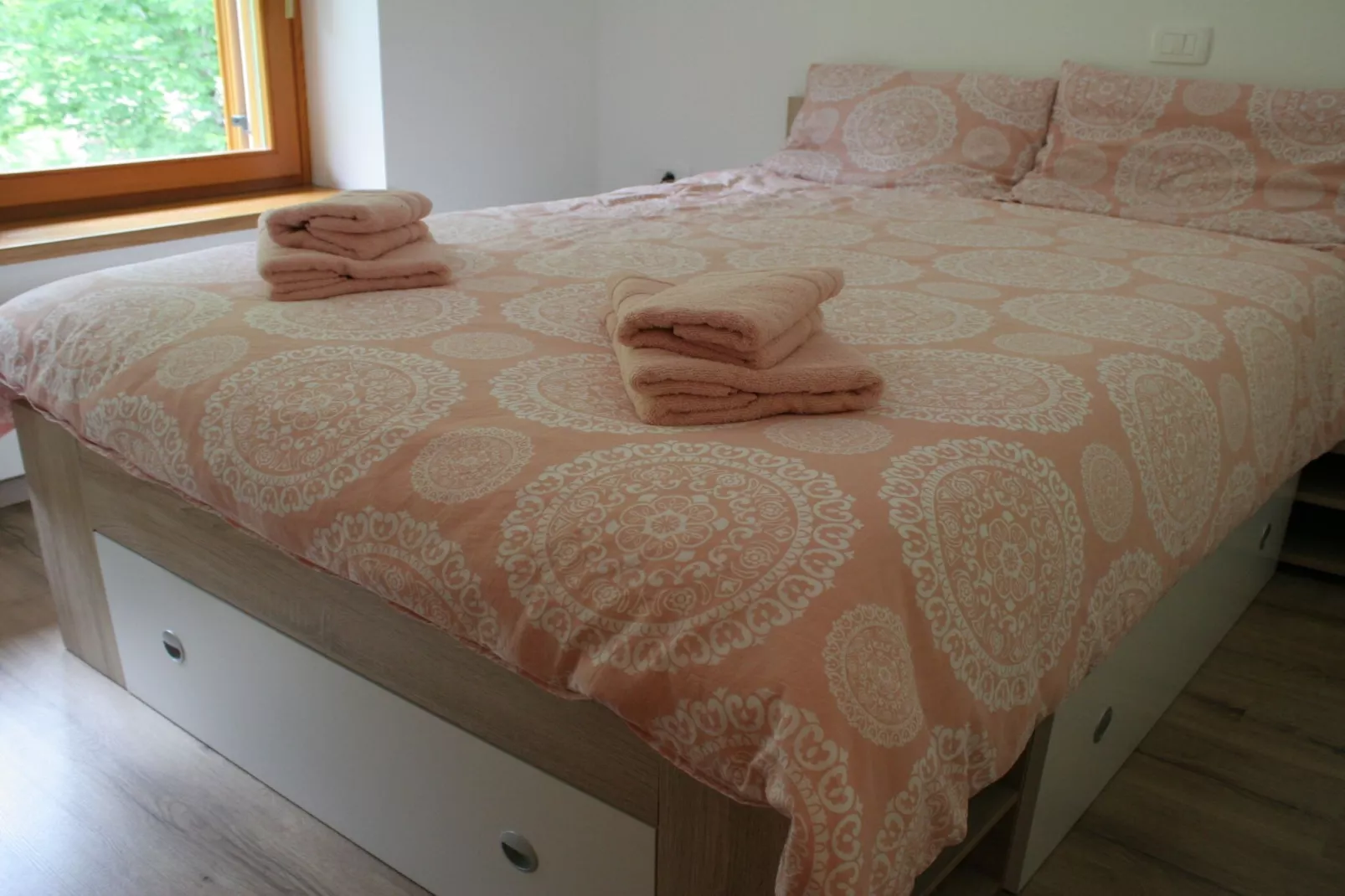 Riverside Rustic Ridge Apartments with Balcony - Two Bedroom Apartment with Balcony-Slaapkamer