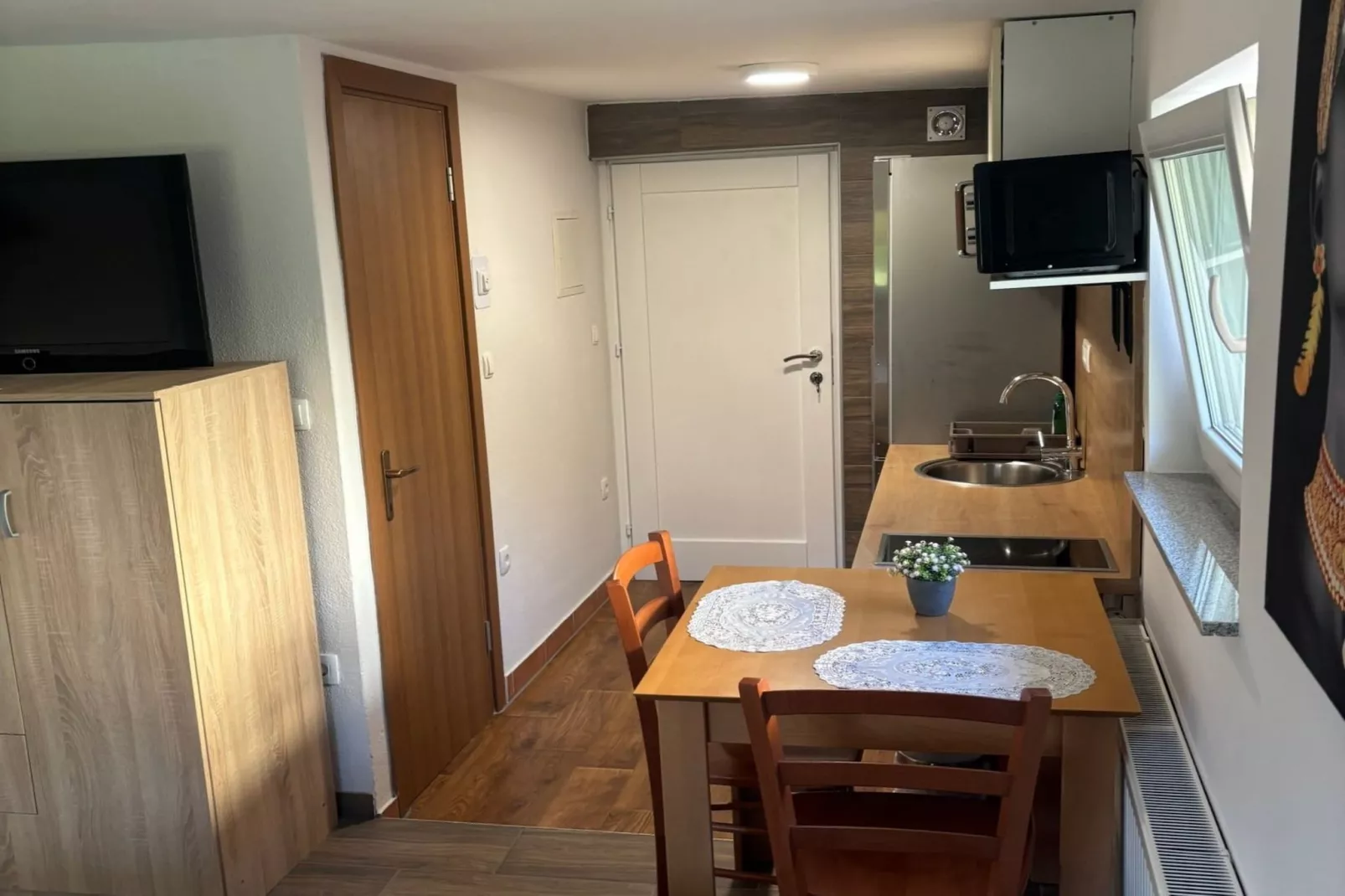 Meadow Tranquil Apartments with Evergreen Garden - Studio Apartment-Slaapkamer