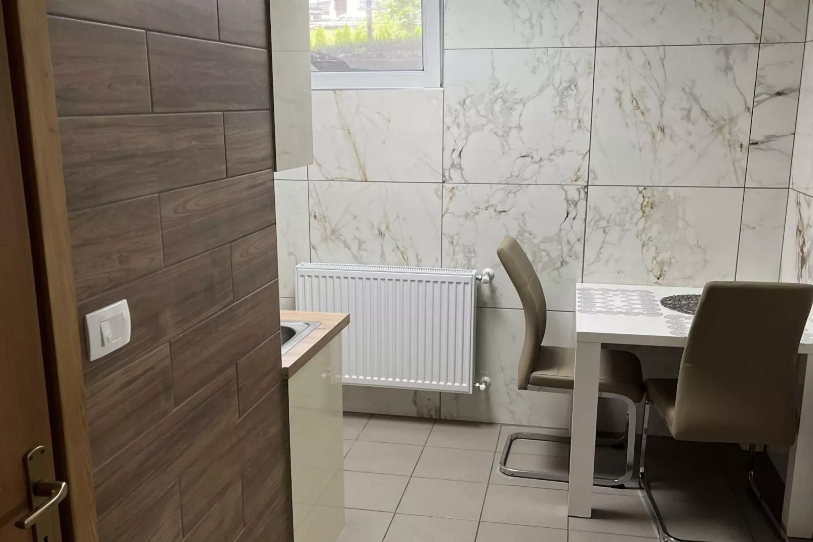 Meadow Tranquil Apartments with Evergreen Garden - One Bedroom Apartment-Keuken