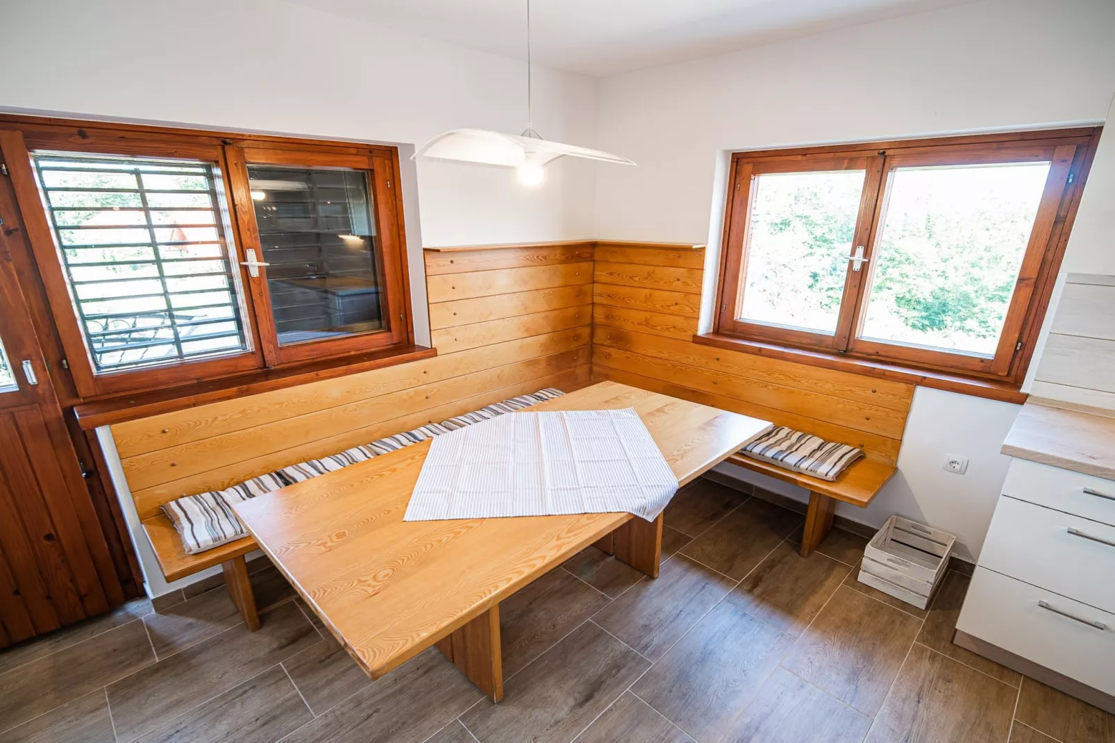 Serene Hollow Holiday Home with Mountain View - Two Bedroom Holiday Home with Mountain View-Keuken