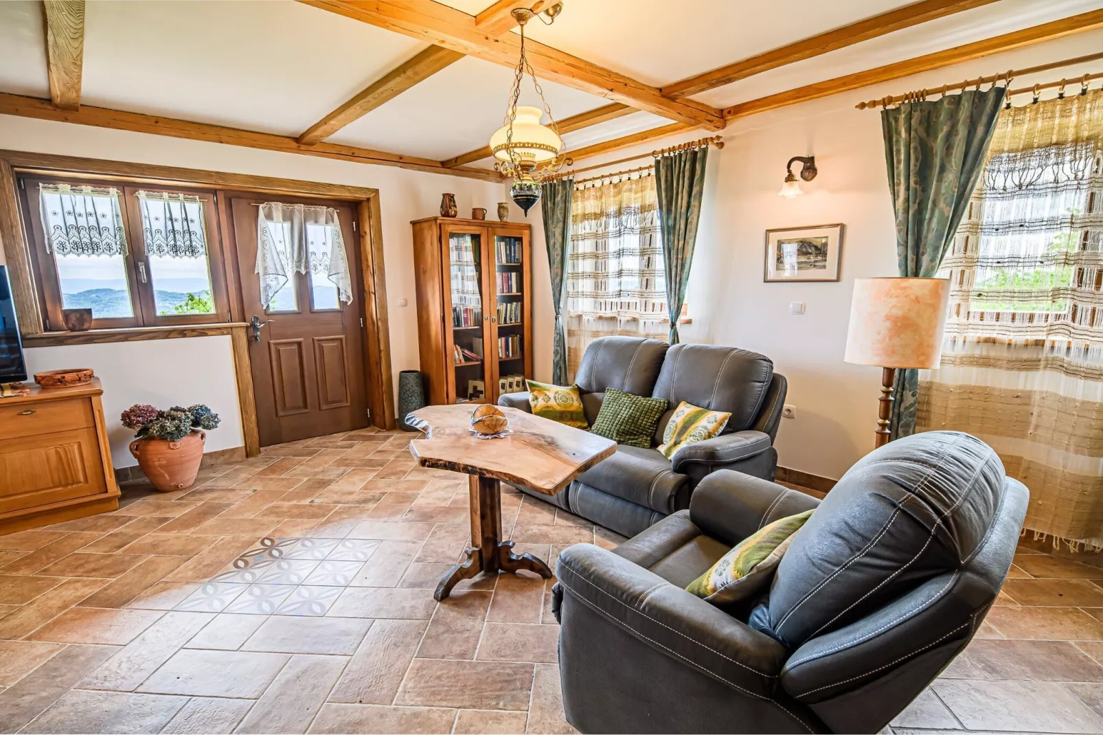 Hidden Authentic Haven Apartments - Two Bedroom Apartment with Balcony-Woonkamer