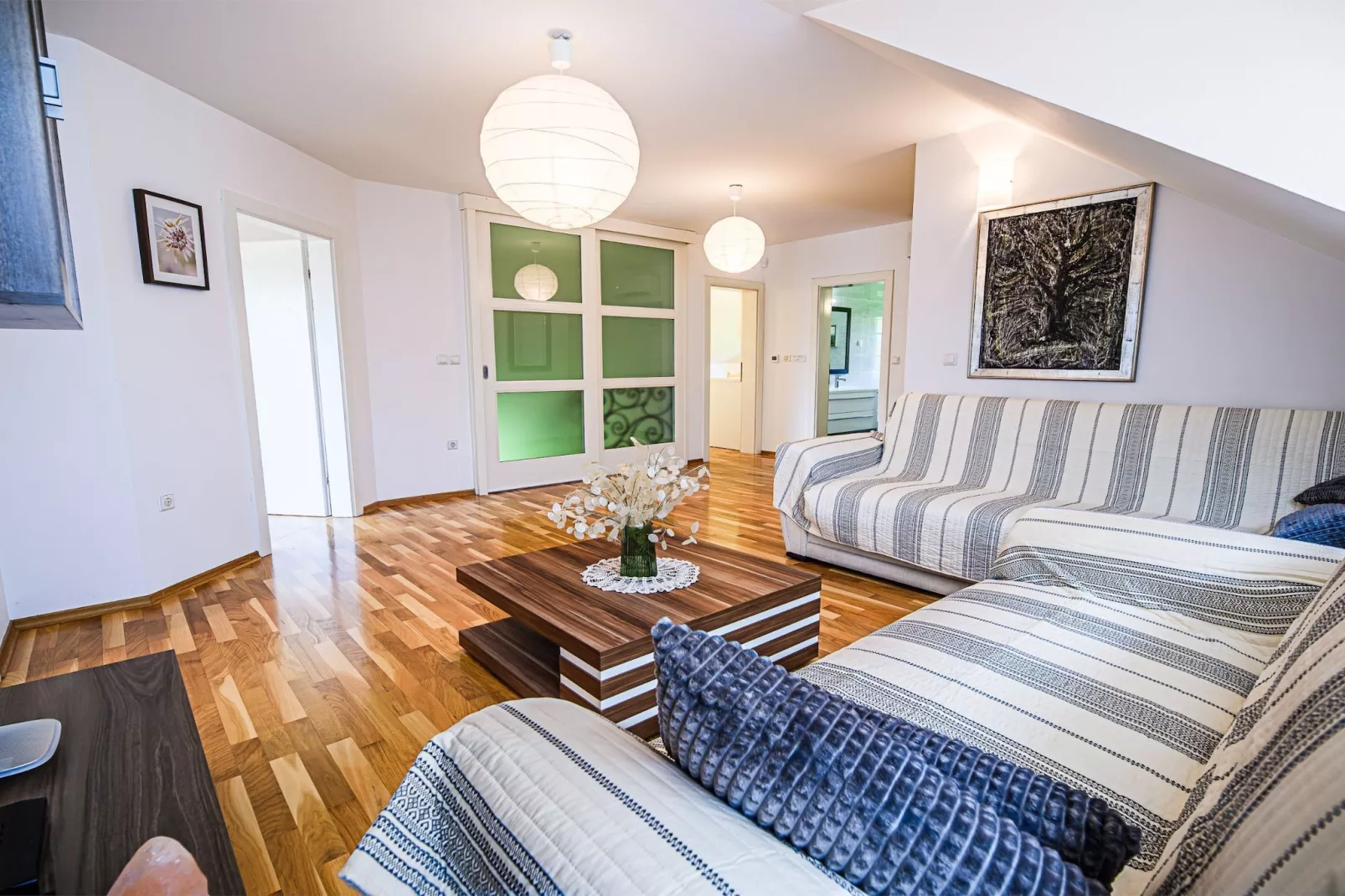 Stunning Rural Holiday Home with Garden and BBQ -  Four Bedroom Holiday Home-Woonkamer