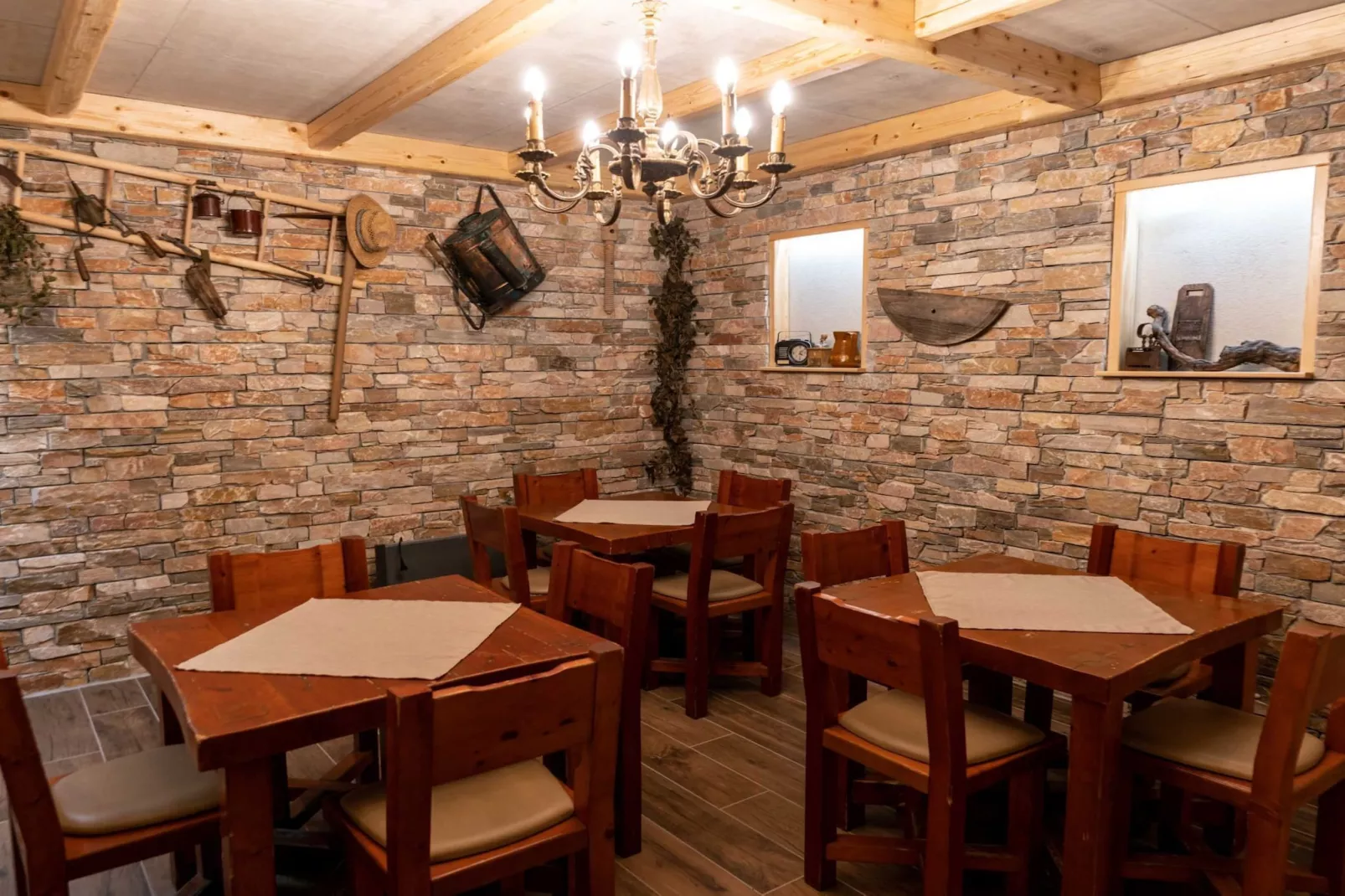 Echo Valley Hillside Holiday Home with Sauna - Two Bedroom Holiday Home with Sauna-Eetkamer