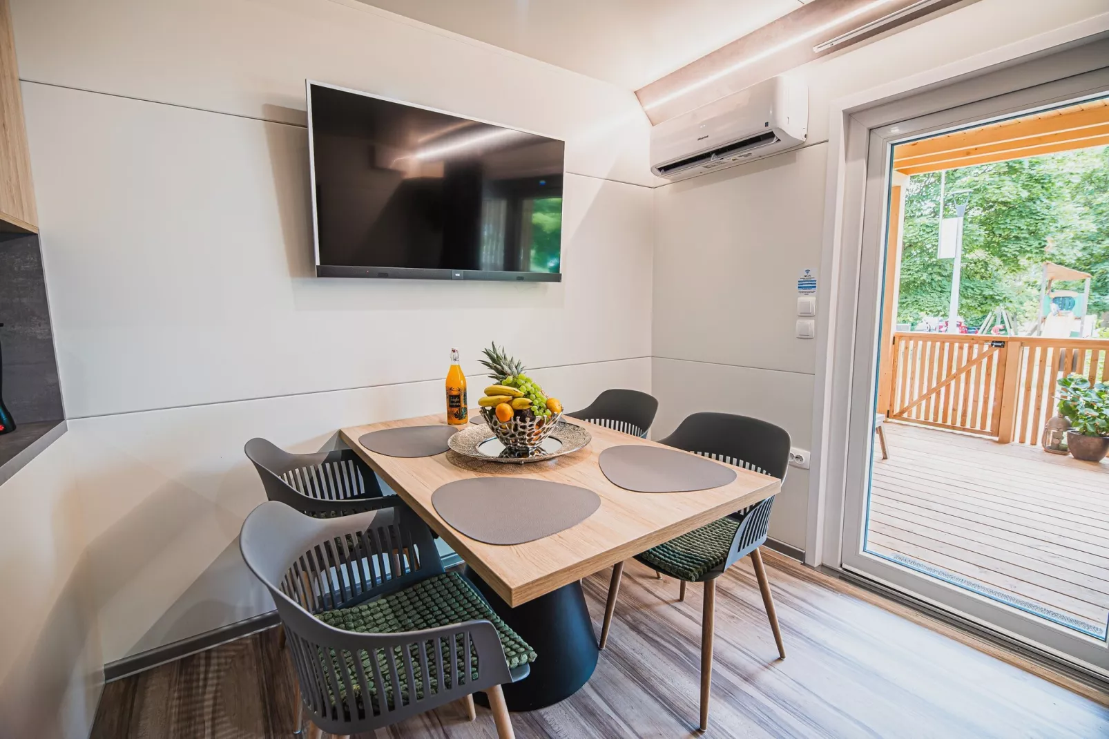 Lake Serenity Premium Mobile Homes with Thermal Riviera Tickets - Three Bedroom Mobile Home 15\/028 - Woonkamer