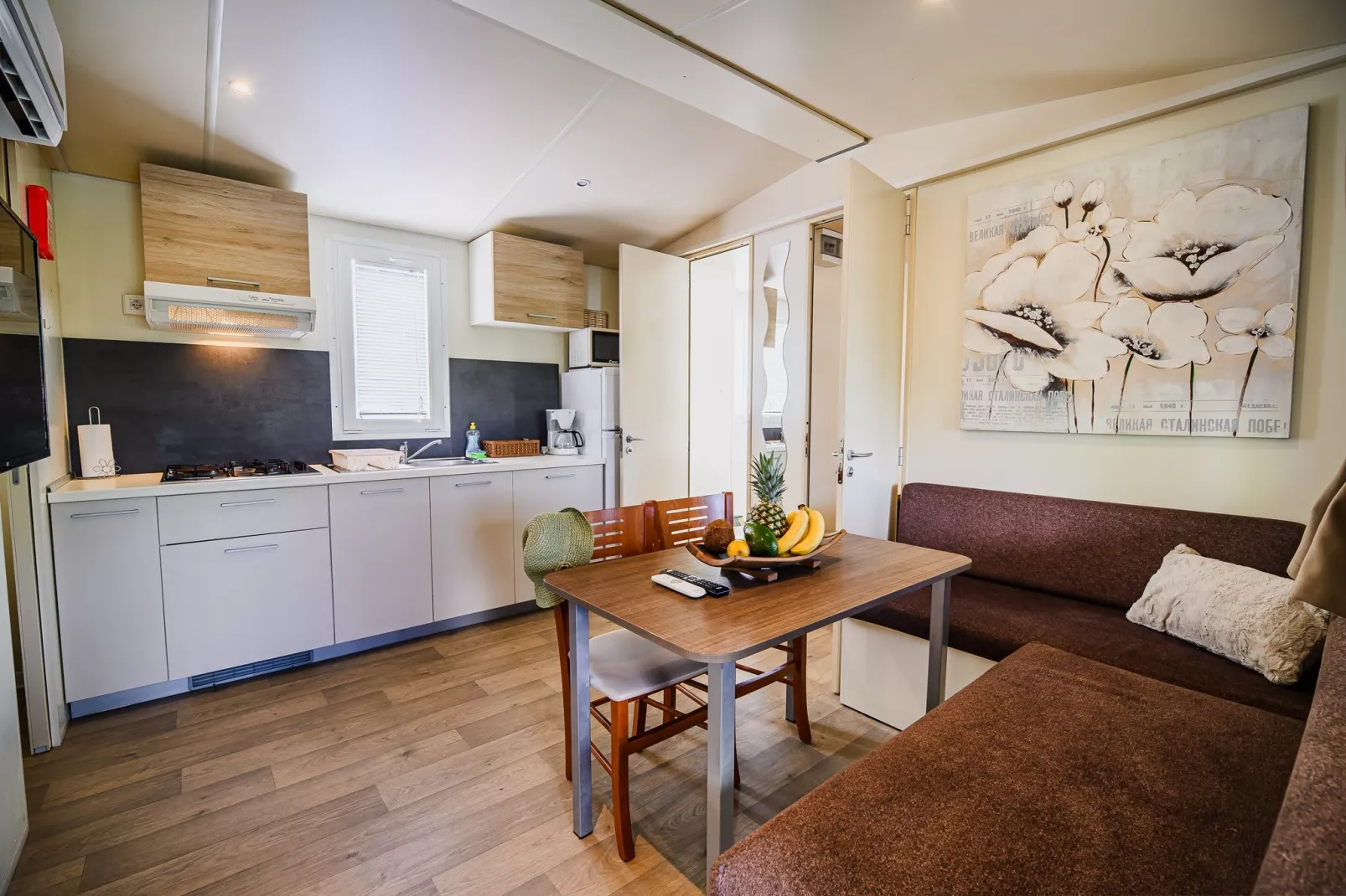 Waterside Retreat Mobile Homes with Thermal Riviera Tickets - Three Bedroom Mobile Home with Lake View  (owner 3)-Slaapkamer