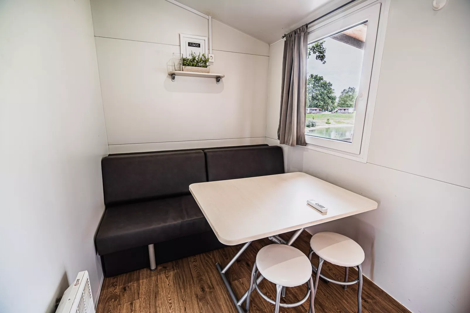 Waterside Retreat Mobile Homes with Thermal Riviera Tickets - One Bedroom Mobile Home with Lake View  (owner 5)-Slaapkamer