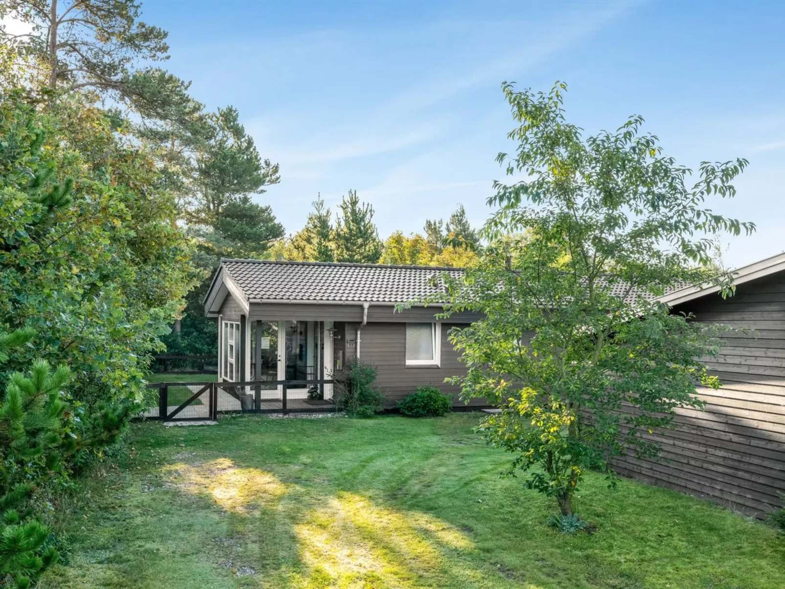 "Sjarlotte" - 400m to the fjord-Buiten