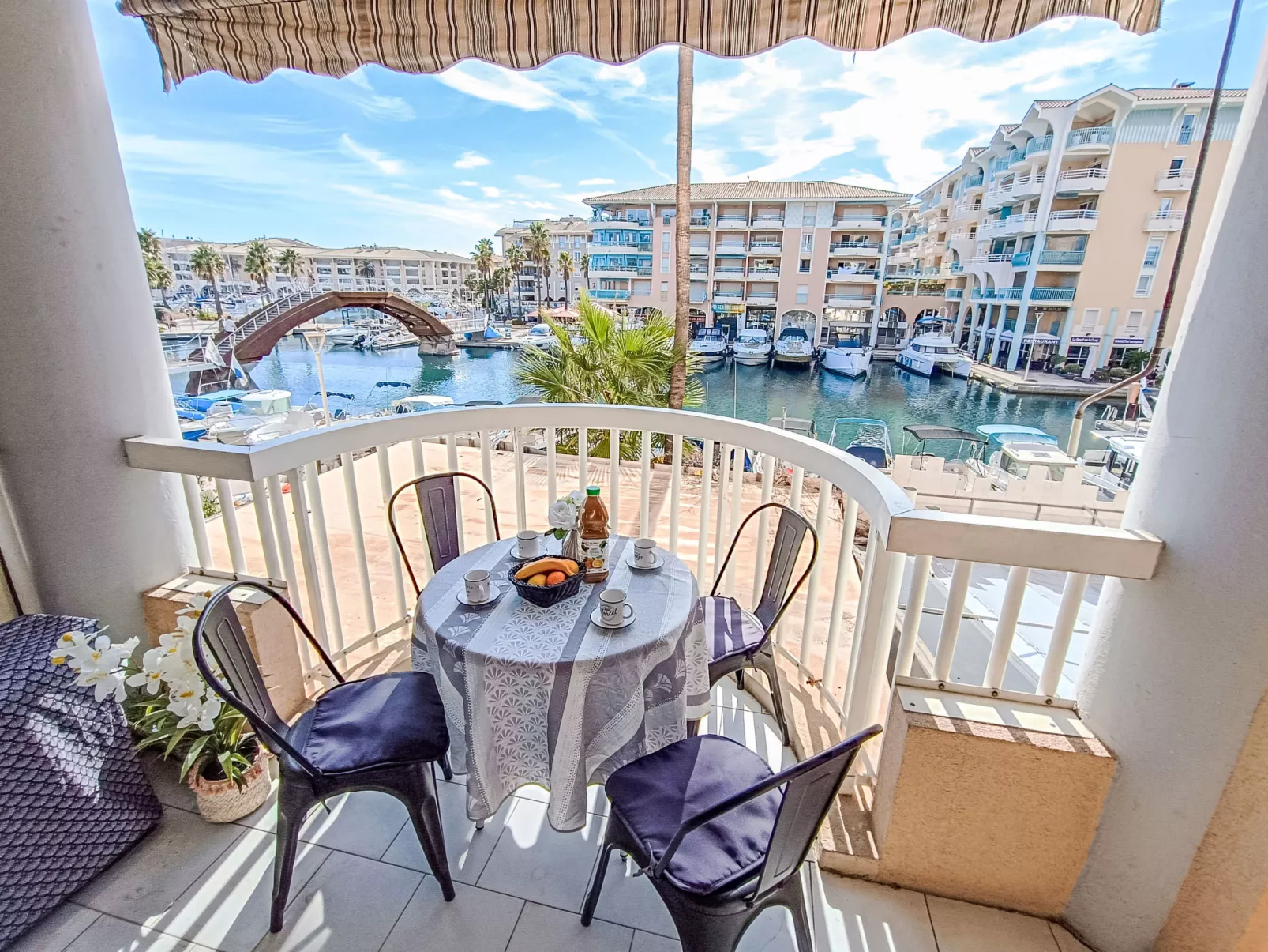 Port d'Attache-Buiten