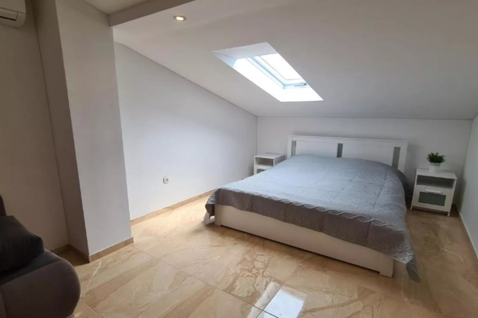 Apartment with Two Bathrooms-Slaapkamer