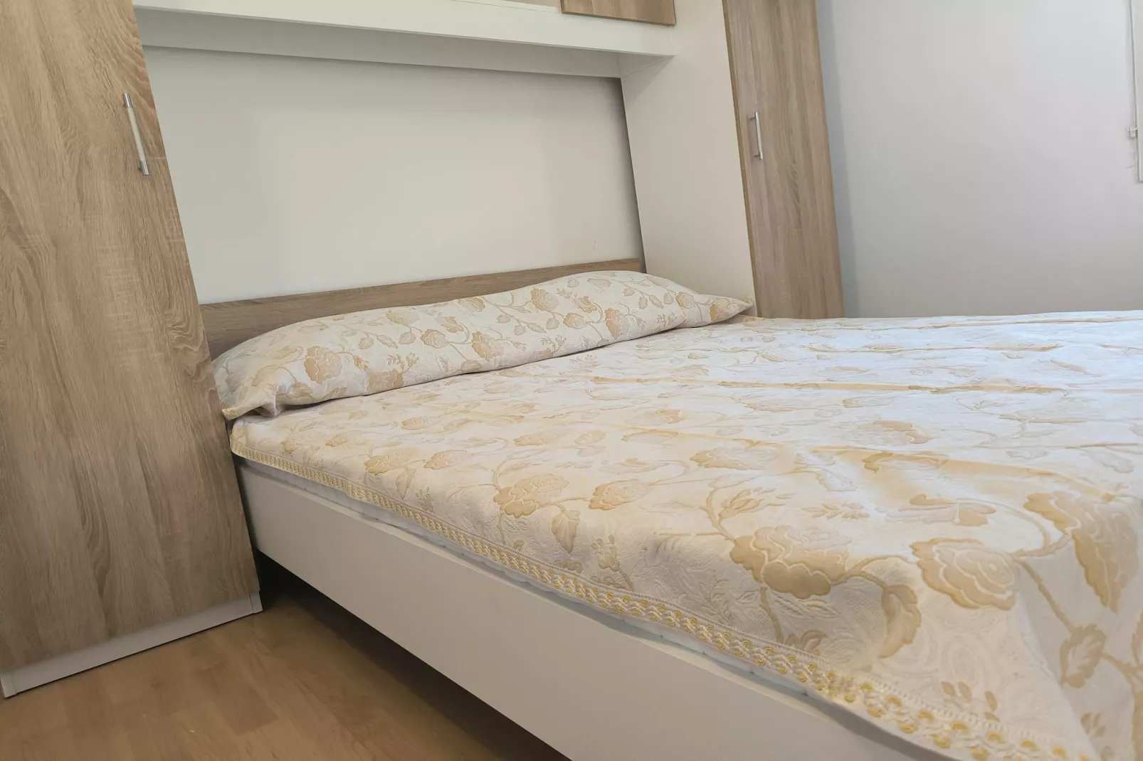 Serene Barbat Escape with Just Minutes from the Beach - One Bedroom Apartment with Balcony 3-Slaapkamer