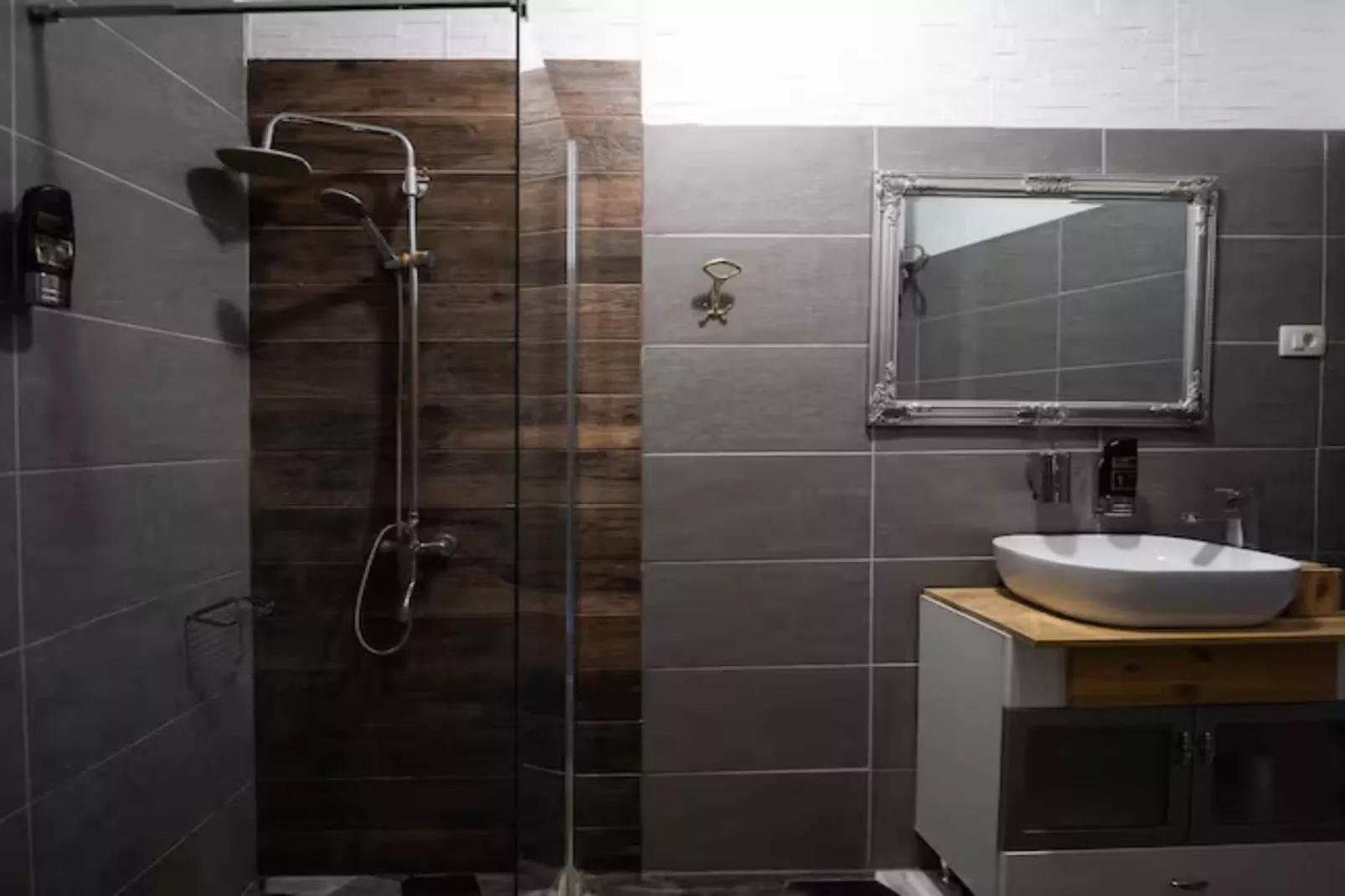 Quardruple Room 1-Badkamer