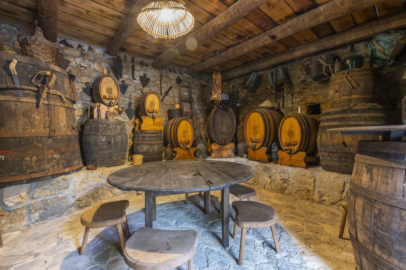 Rustical Resort Kokorići with Shared Outdoor Swimming Pool - One Bedroom Apartment with Terrace-Eetkamer