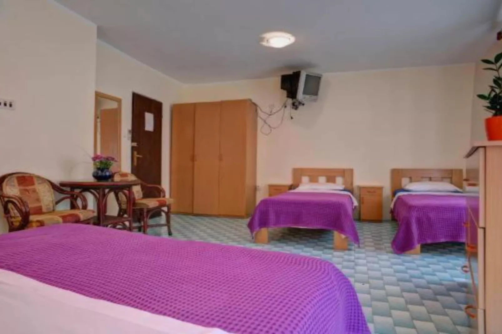 Quaint & Affordable Stay in Budva Traditional Stone House - Family Room 2-Slaapkamer