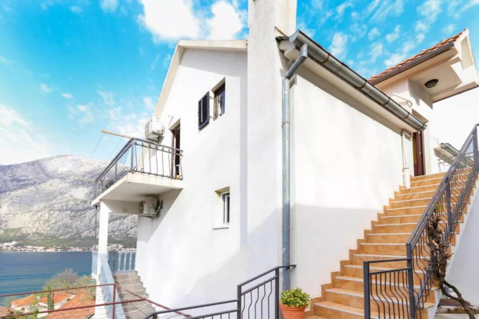 Charming Kotor Bay Retreat Just Steps from the Beach - Double Room with Seaview-Buitenlucht