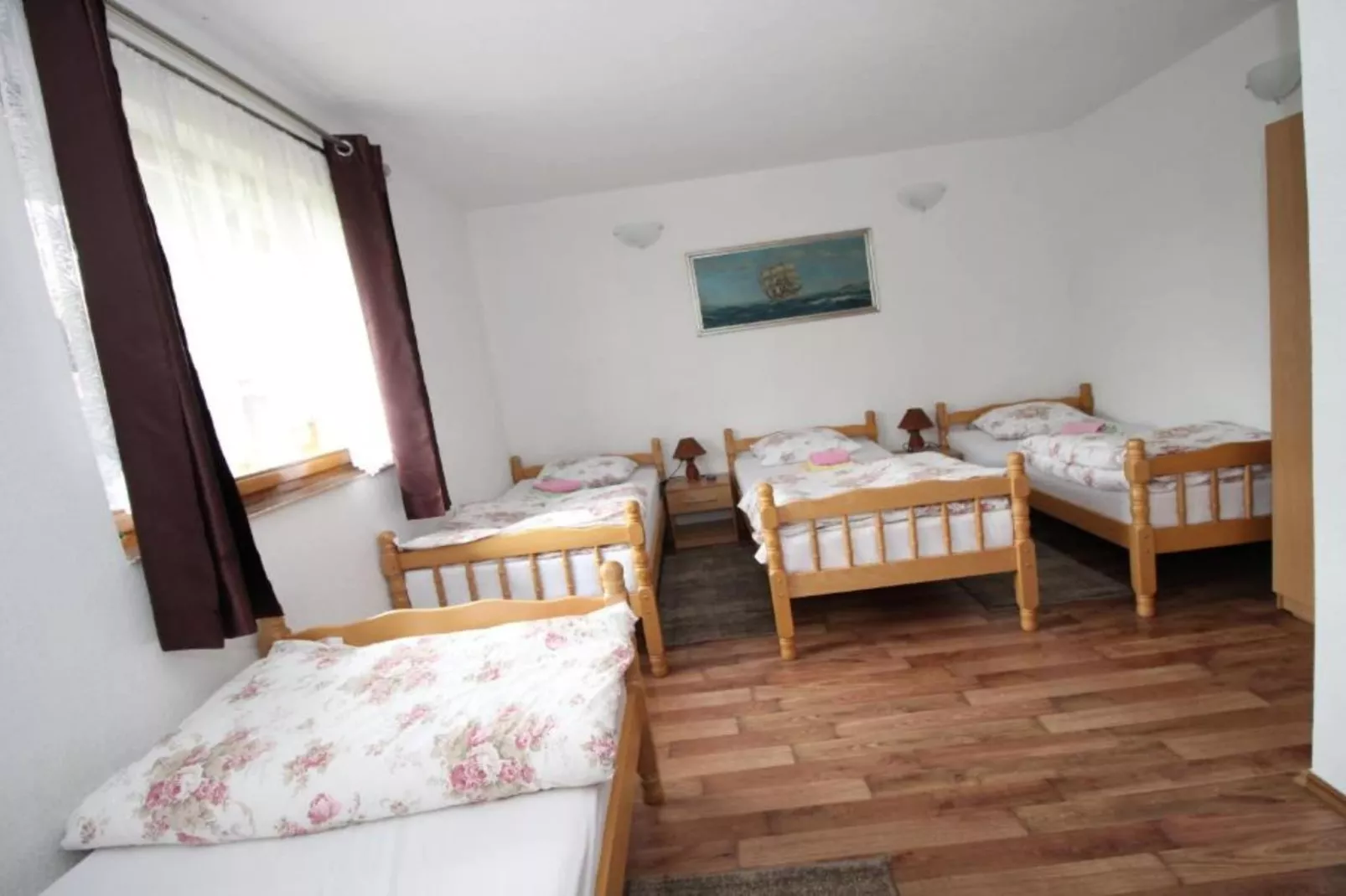 Four bedroom home with river view-Slaapkamer