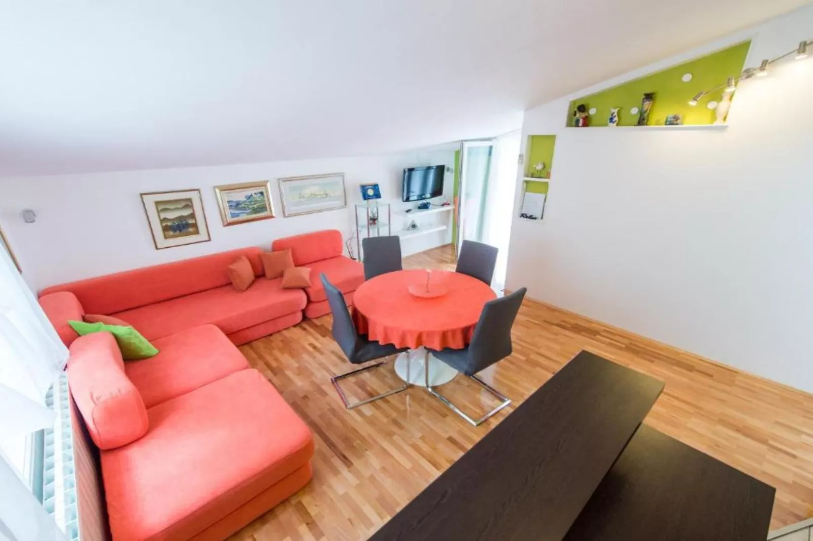 One-Bedroom Apartment With Lake View-Woonkamer