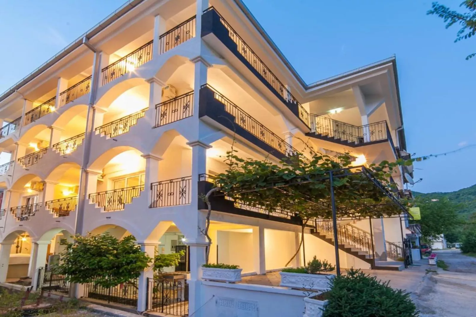 Perfect Budva Stay Near the Sea & Aqua Park -  Duplex Studio 1\/3 2-Buitenlucht