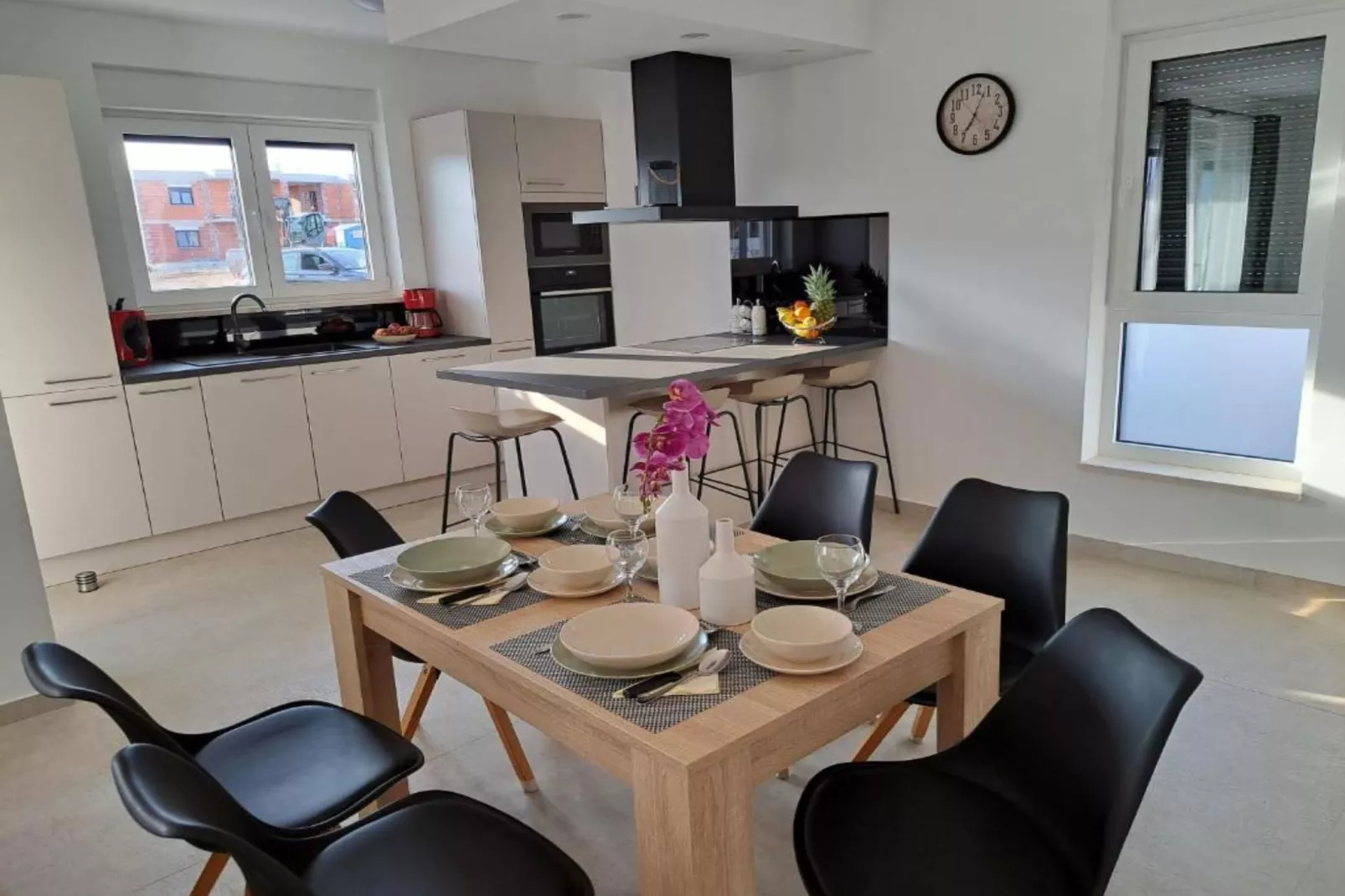 Villa With Pool-Eetkamer