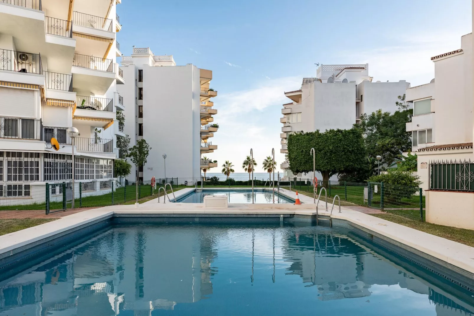CT 350 - Faro's Marbella Beachapartment for 2 - perfect beachconection-Zwembad