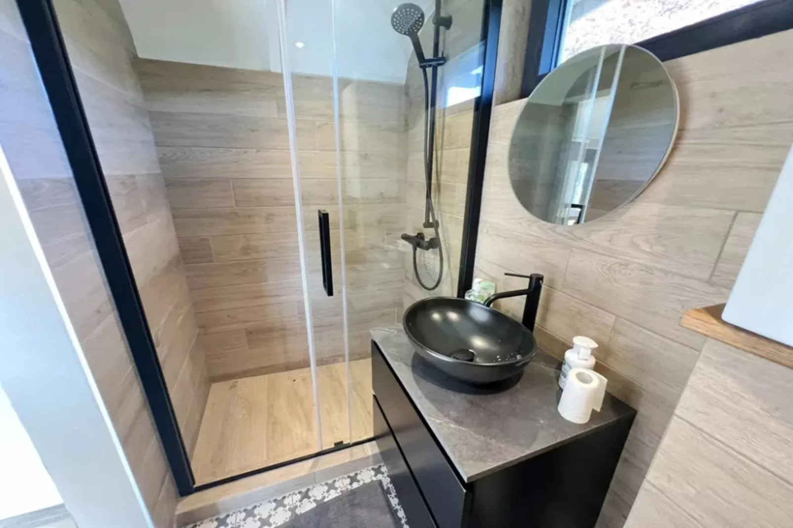 Pine Tree Tiny Cottage-Badkamer