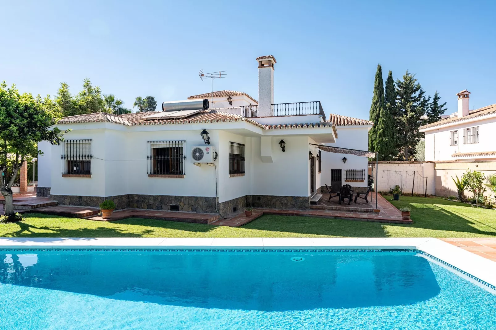 CT 387 - Faro's Villa Lola en Churriana - Málaga-Buitenkant zomer