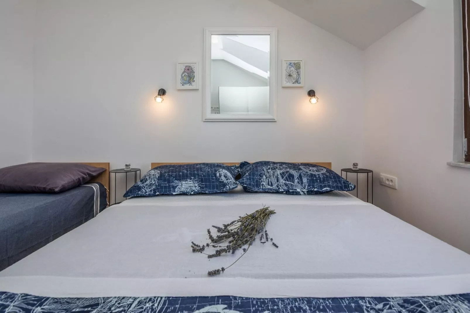 Apartments Sea Eyes - Two Bedroom Apartment with Balcony and Sea View (Kat)-Slaapkamer