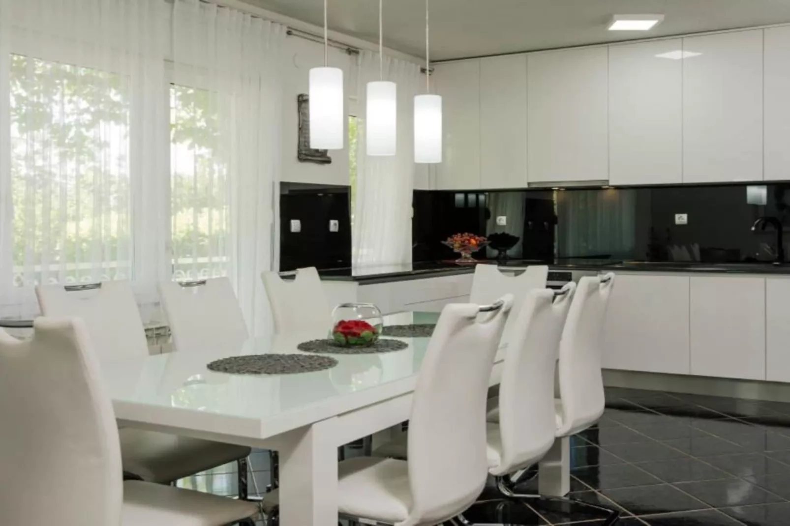 Beautiful Haven Villas - Villa Ante with Outdoor Pool-Eetkamer