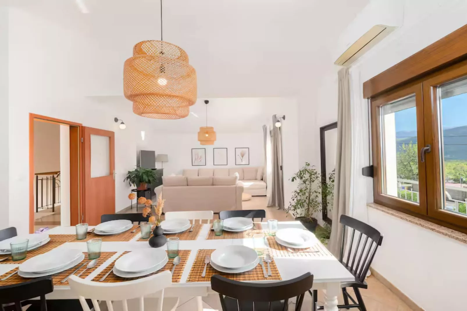 Villa Mima Pool Retreat - Five Bedroom Villa With Pool-Eetkamer