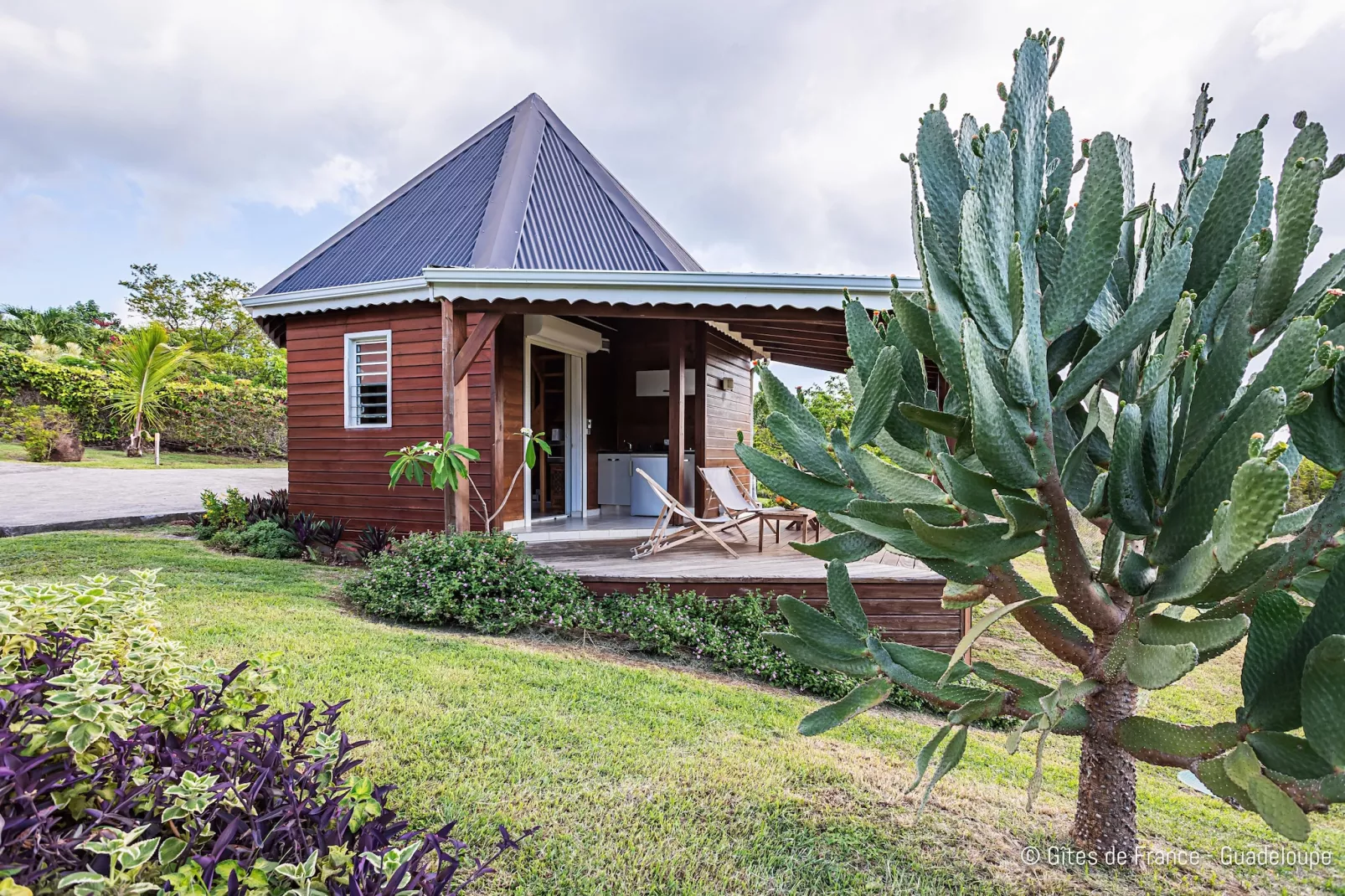 Paradise Bay Bungalow cosy bord de mer et piscine-Buitenkant zomer