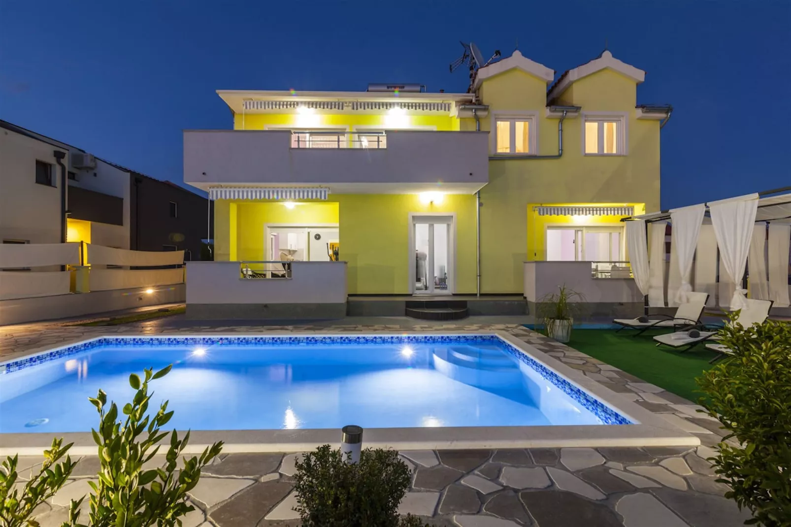 Sea view Villa Brodarica-Buitenkant zomer